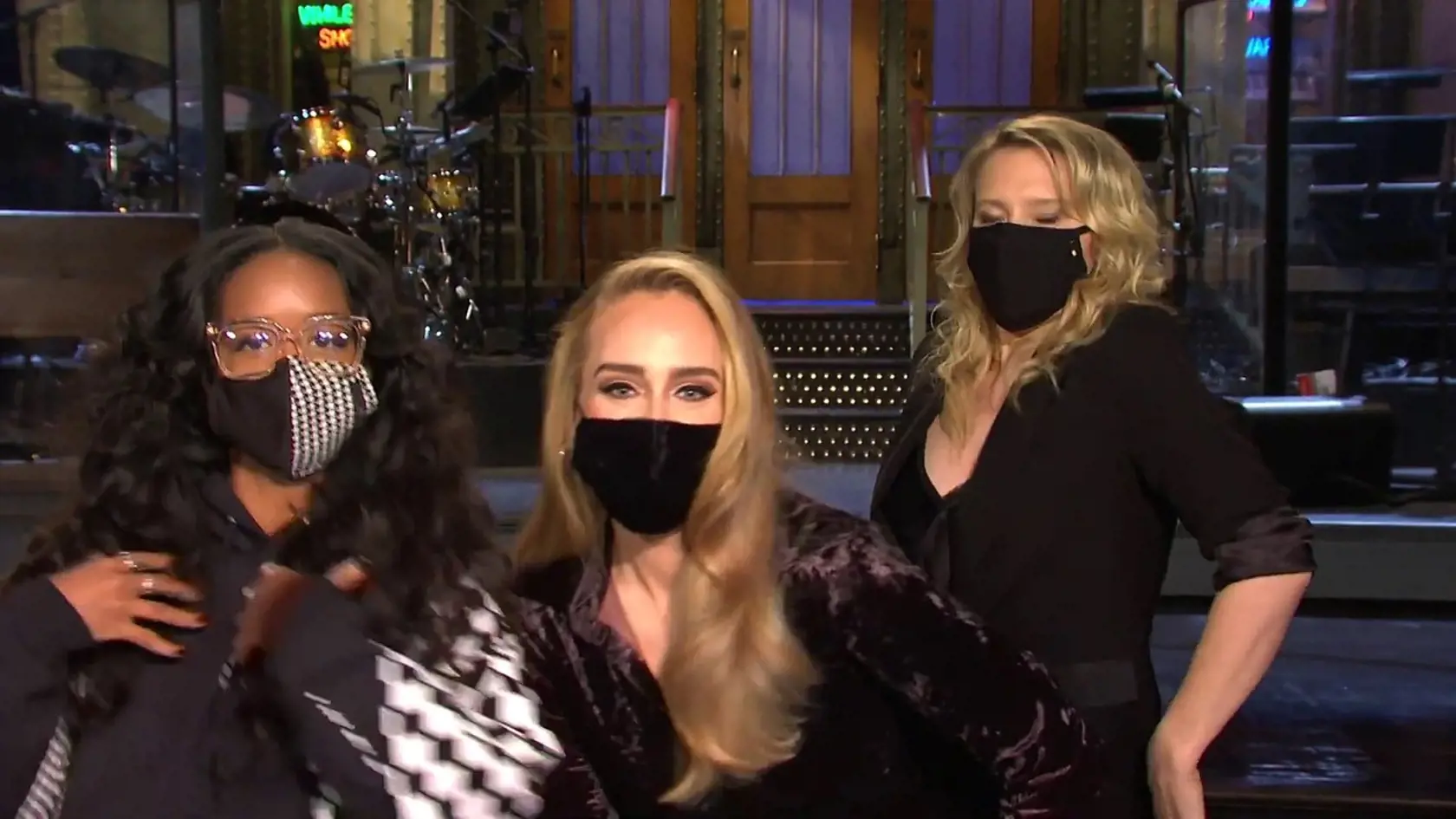 Britská speváčka Adele sa predstavila v prvej upútavke na talk show Saturday Night Live, ktorú pomôže moderovať.