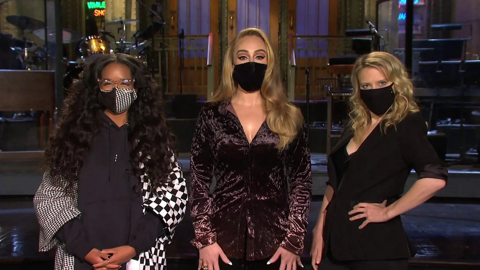 Britská speváčka Adele sa predstavila v prvej upútavke na talk show Saturday Night Live, ktorú pomôže moderovať.