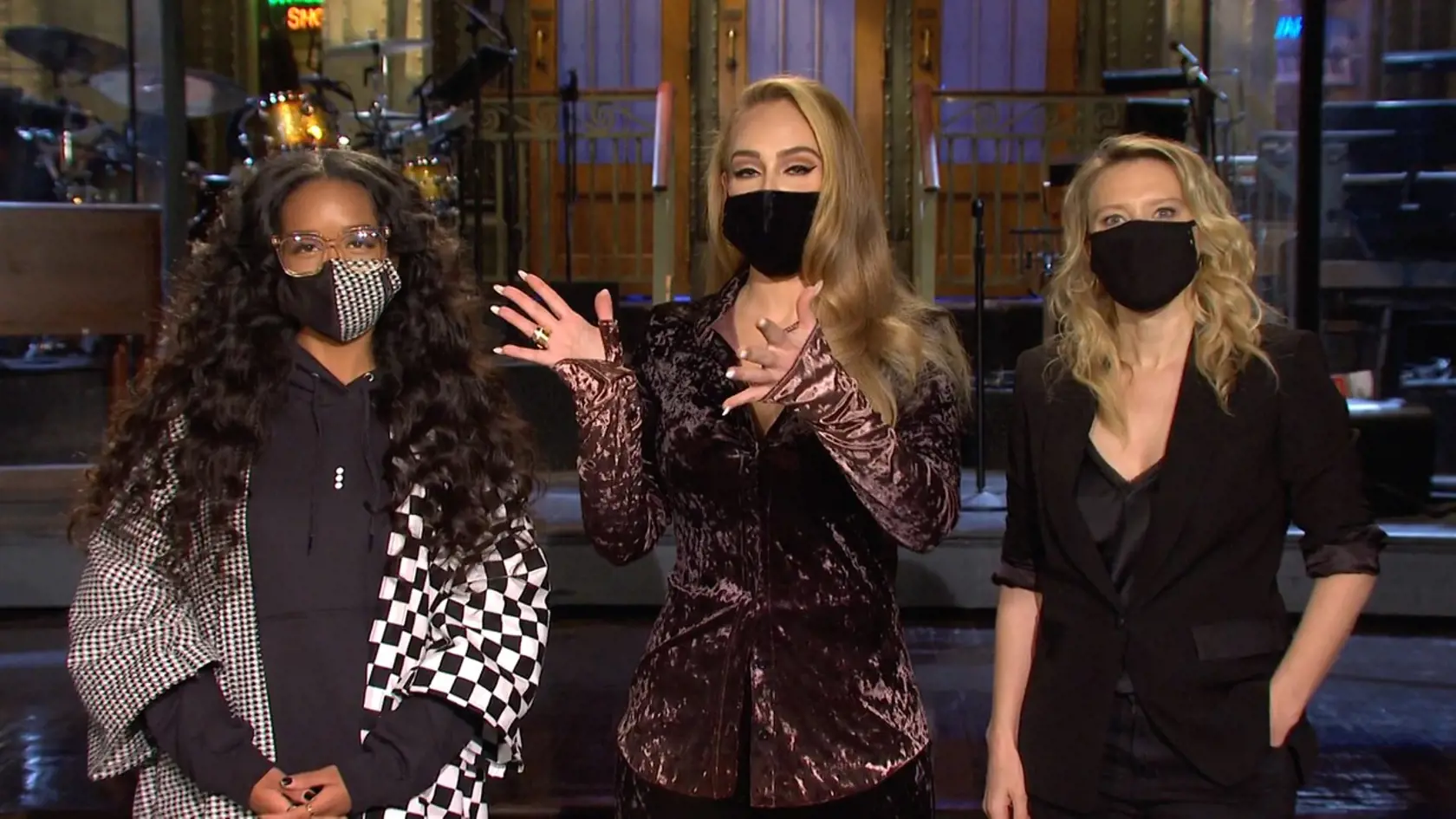Britská speváčka Adele sa predstavila v prvej upútavke na talk show Saturday Night Live, ktorú pomôže moderovať.