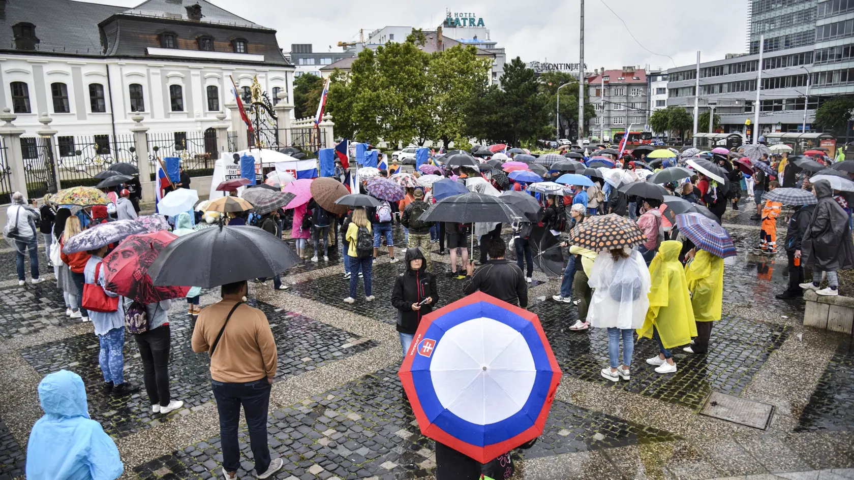 Na snímke účastníci počas protestu proti pandemickým opatreniam a proti prezidentke SR, členom vlády a parlamentu pred Prezidentským palácom na Hodžovom námestí 5. augusta 2021 v Bratislave. FOTO TASR - Pavol Zachar