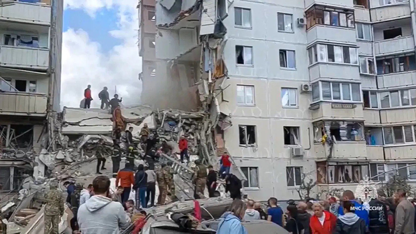 Na videonímke z 12. mája 2024 ruské záchranné služby zasahujú na mieste čiastočne zrúteného obytného bloku, ktorý bol podľa úradov zasiahnutý počas útoku ukrajinskej paľby v ruskom Belgorode.
