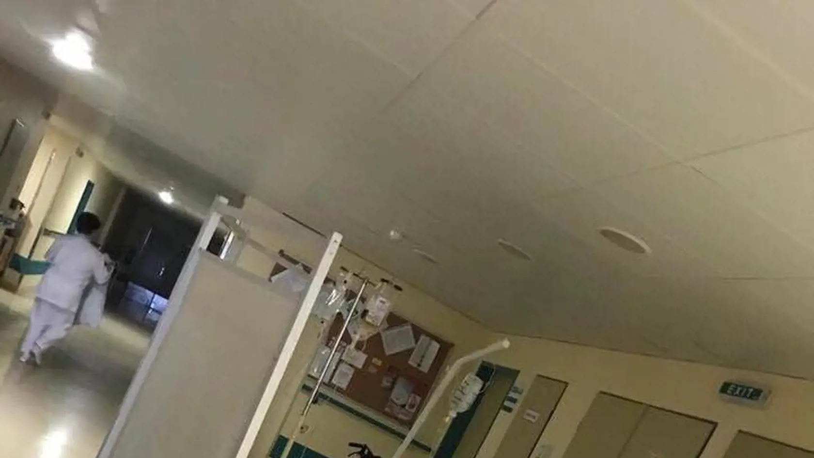 Pacientku nechali ležať v prievane, hneď oproti vchodovým dverám.