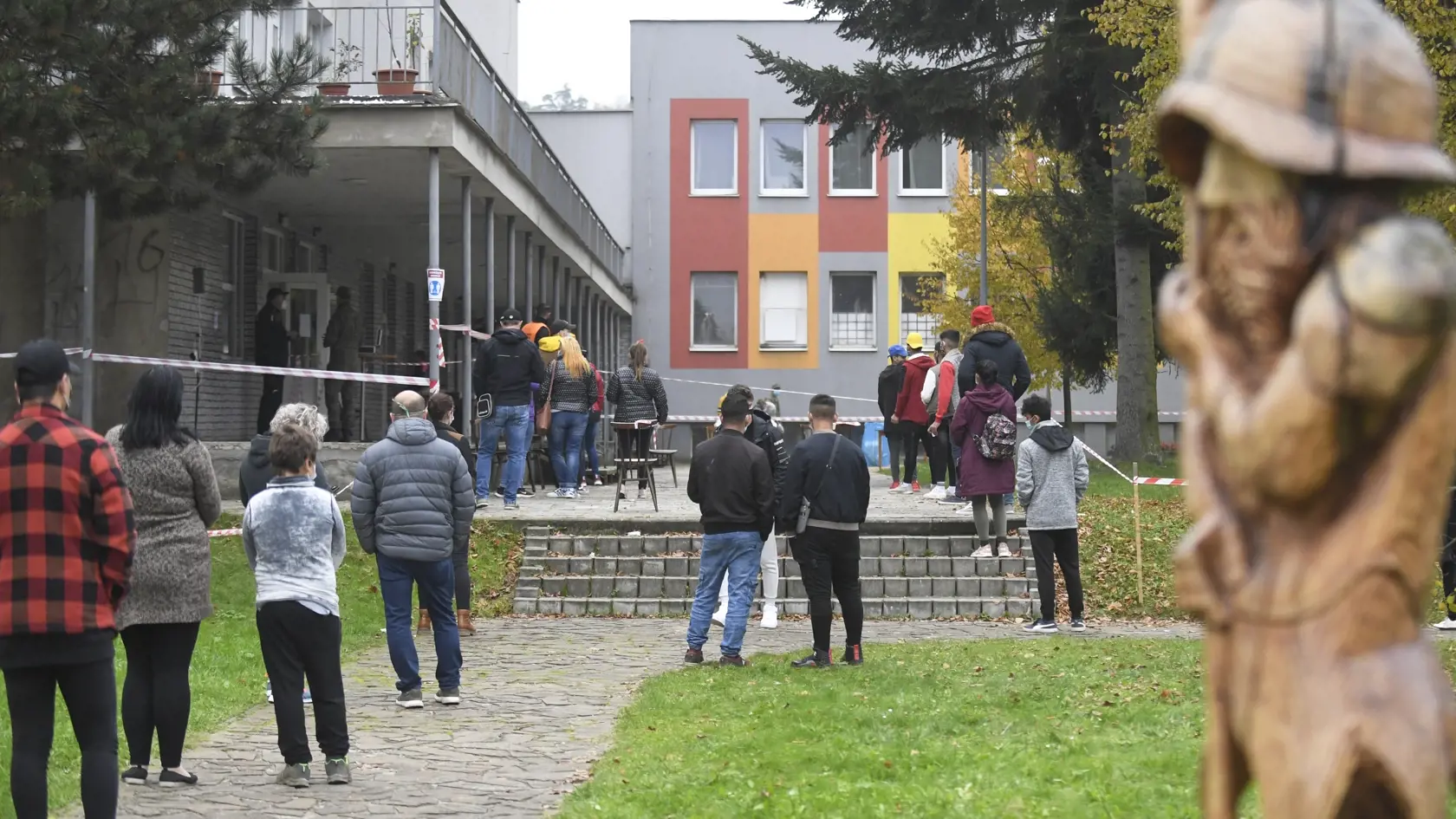 Druhý deň pilotného celoplošného testovania na ochorenie COVID-19 na Orave a v Bardejove, ktoré potrvá do nedele 25. októbra 2020. Otestovaných by malo byť asi 180.000 osôb v rámci 235 odberných miest. Na testovaní sa bude podieľať viac ako 2500 vojakov, policajtov, hasičov, zdravotníkov a administratívnych pracovníkov. Na snímke testovanie v obci Zborov, okres Bardejov, v sobotu 24. októbra 2020. FOTO TASR – František Iván