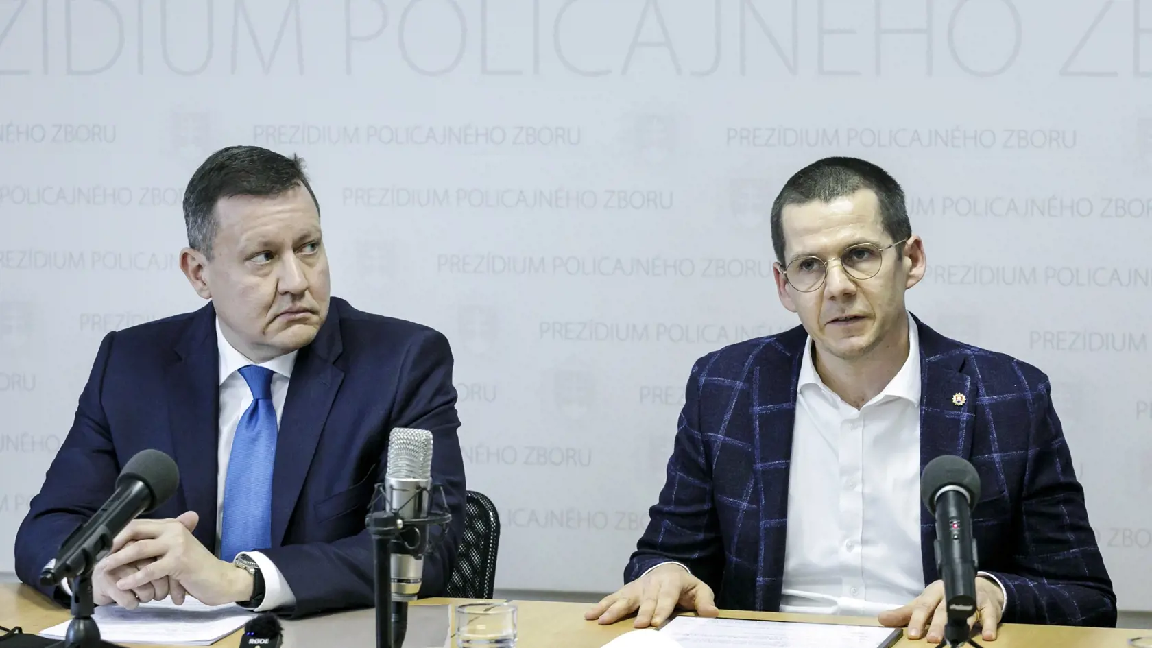 Na snímke zľava špeciálny prokurátor Úradu špeciálnej prokuratúry Daniel Lipšic a prezident Policajného zboru SR Štefan Hamran počas tlačovej konferencie na tému objasnená trestná činnosť vo veci vyzvedačstva a korupcie v súvislosti s Ruskou federáciou v Bratislave 15. marca 2022.