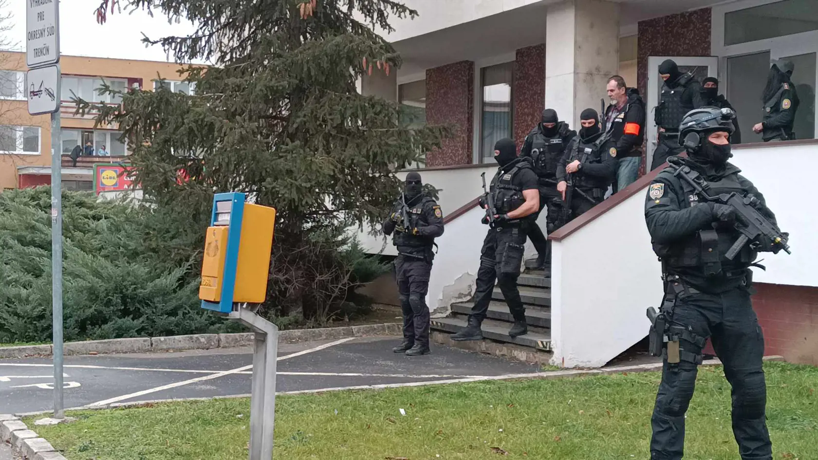Obvineného atentátnika Juraja Cintulu z trenčianskeho okresného súdu prevážajú za mreže.