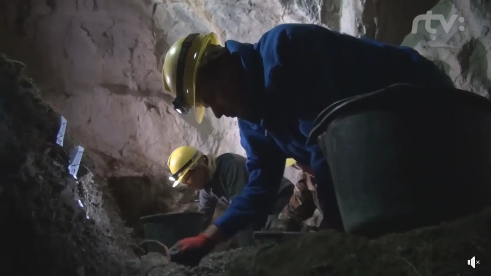 Skupina slovenských a poľských archeológov našla nové artefakty z doby ľadovej v jaskyni Hučivá diera vo Vysokých Tatrách.