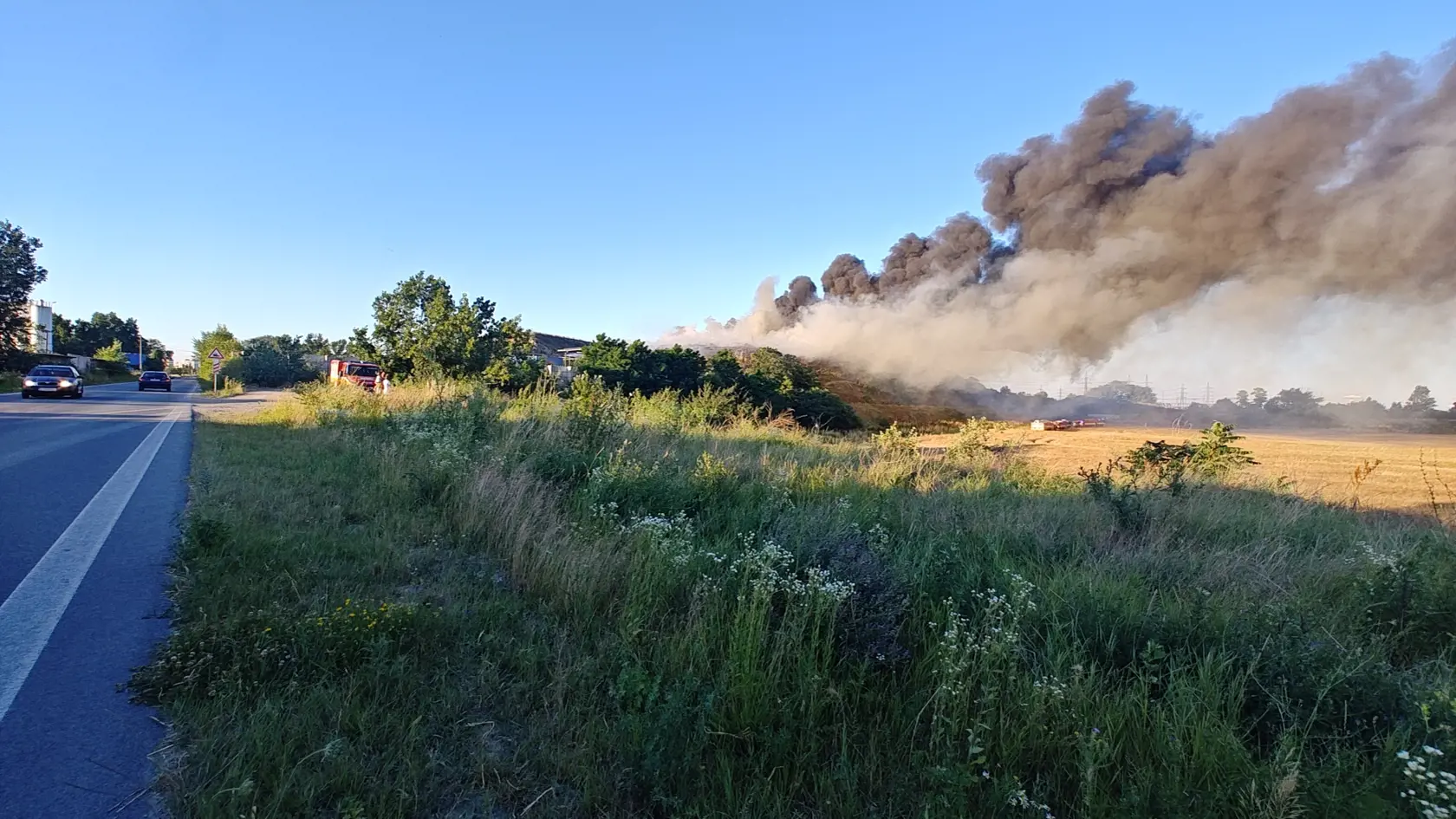 V okolí miesta požiaru stáli ľudia a so zatajeným dychom sledovali obrovský kúdol dymu.