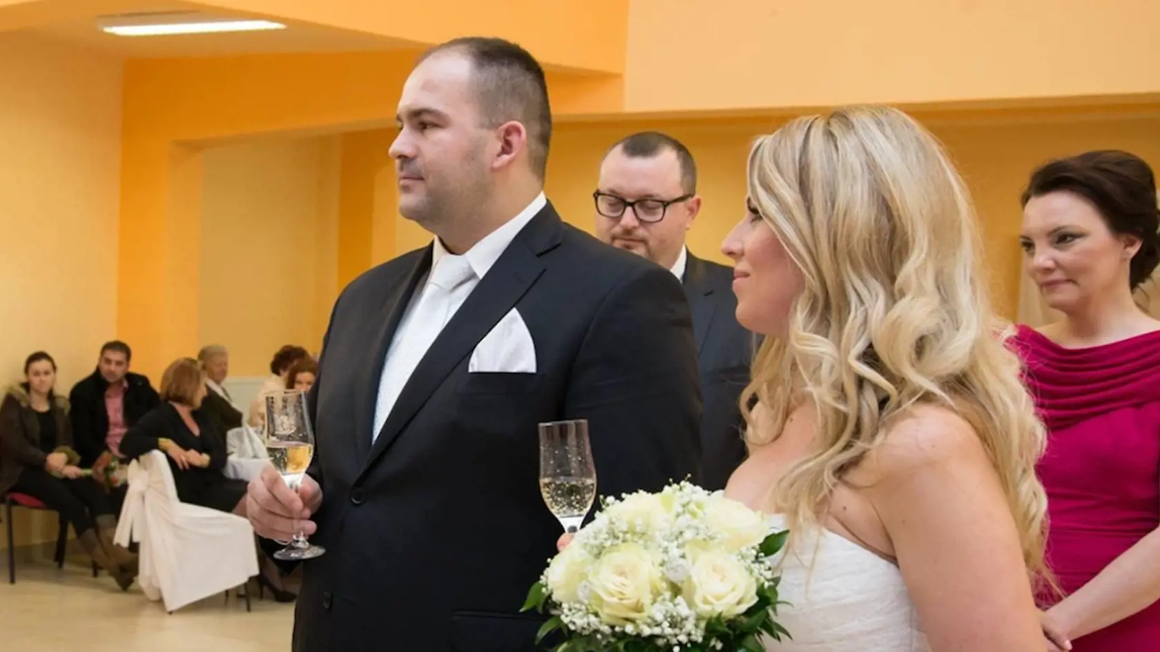Peter Pčolinský odišiel z hnutia Sme rodina. Teraz za peniaze zverejňuje súkromné fotky a videá politických exkolegov.
