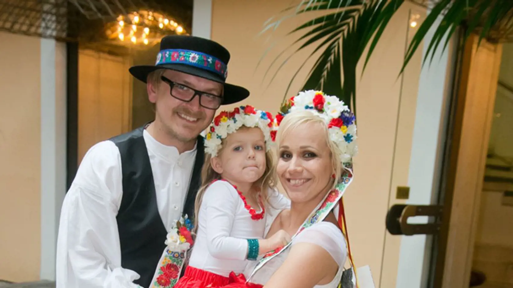 Júlia Ružička Horváthová v deň, keď si brala svojho priateľa Jakub Ružičku. Na zábere s ich dcérkou Hankou. 