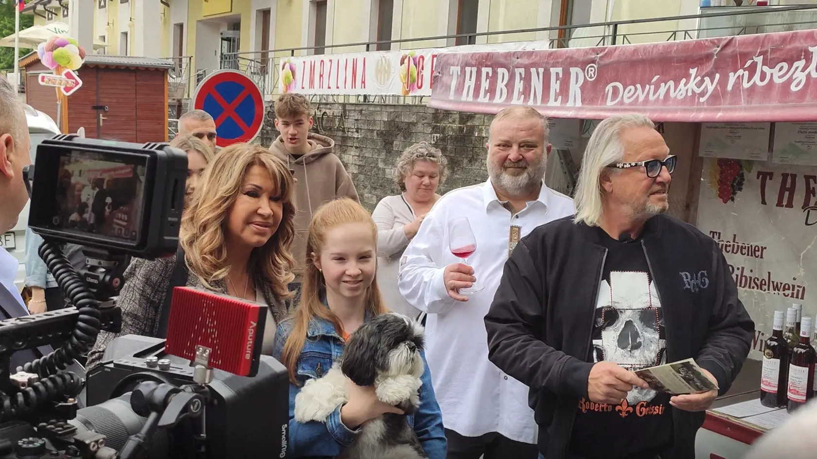 Rodinka Geissenovcov navštívila počas druhého dňa svojej návštevy na Slovensku zrúcaninu hradu Devín v Bratislave. Carmen, Roberta, Shaniu a Davinu sprevádzali predseda BSK Juraj Droba a minister hospodárstva Richard Sulík.