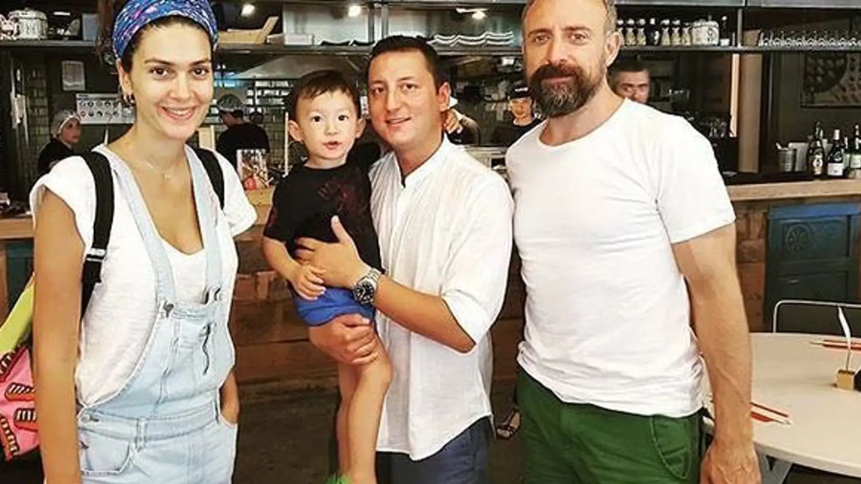 Bergüzar Korel našla svojho manžela (vpravo) vďaka nakrúcaniu seriálu Tisíc a jedna noc.