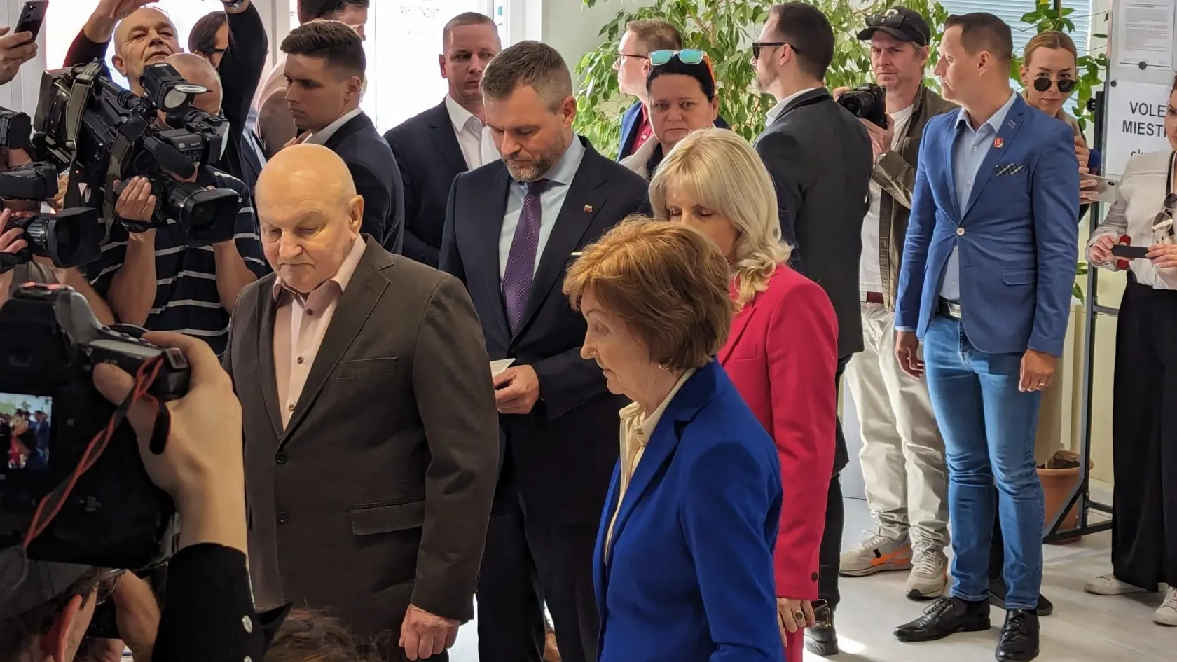 Odvoliť prišiel spolu so svojou sestrou Evou aj druhý kandidát Peter Pellegrini.