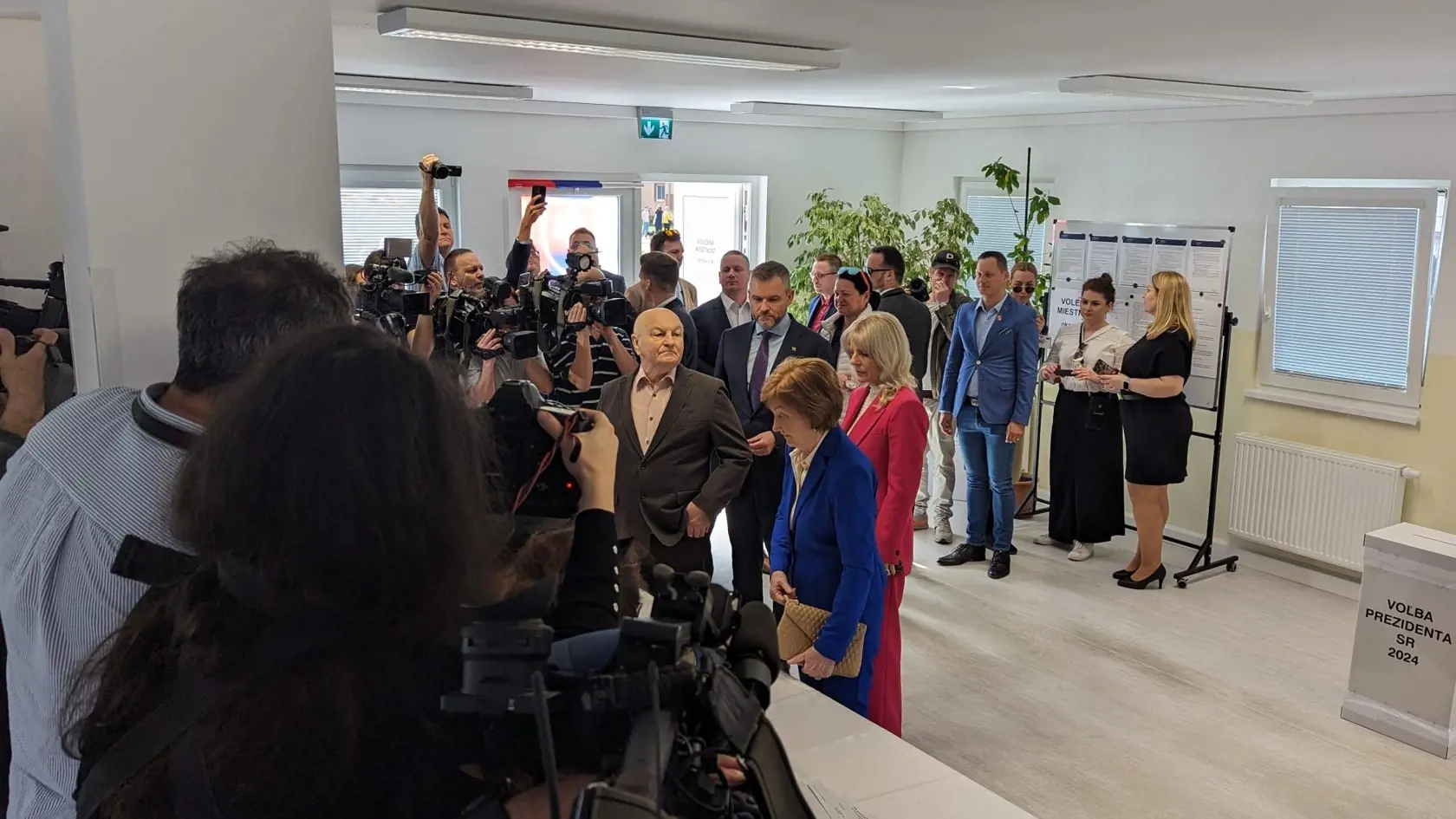 Odvoliť prišiel spolu so svojou sestrou Evou aj druhý kandidát Peter Pellegrini.