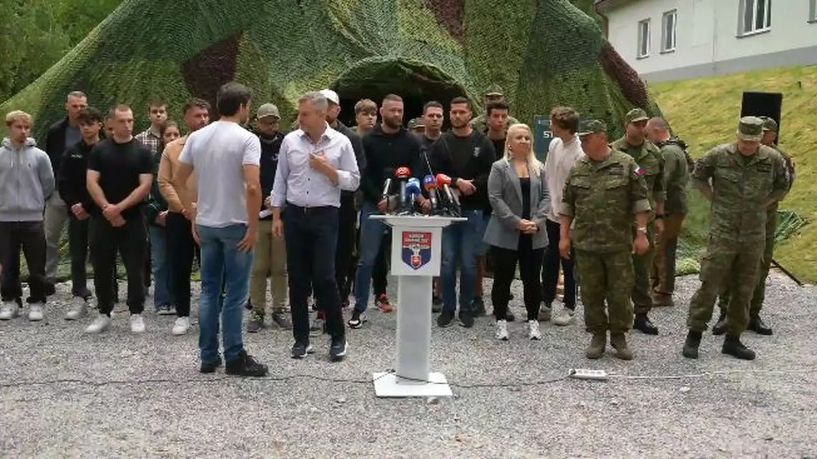 Politikov čaká dvojtýždenný vojenský výcvik. 