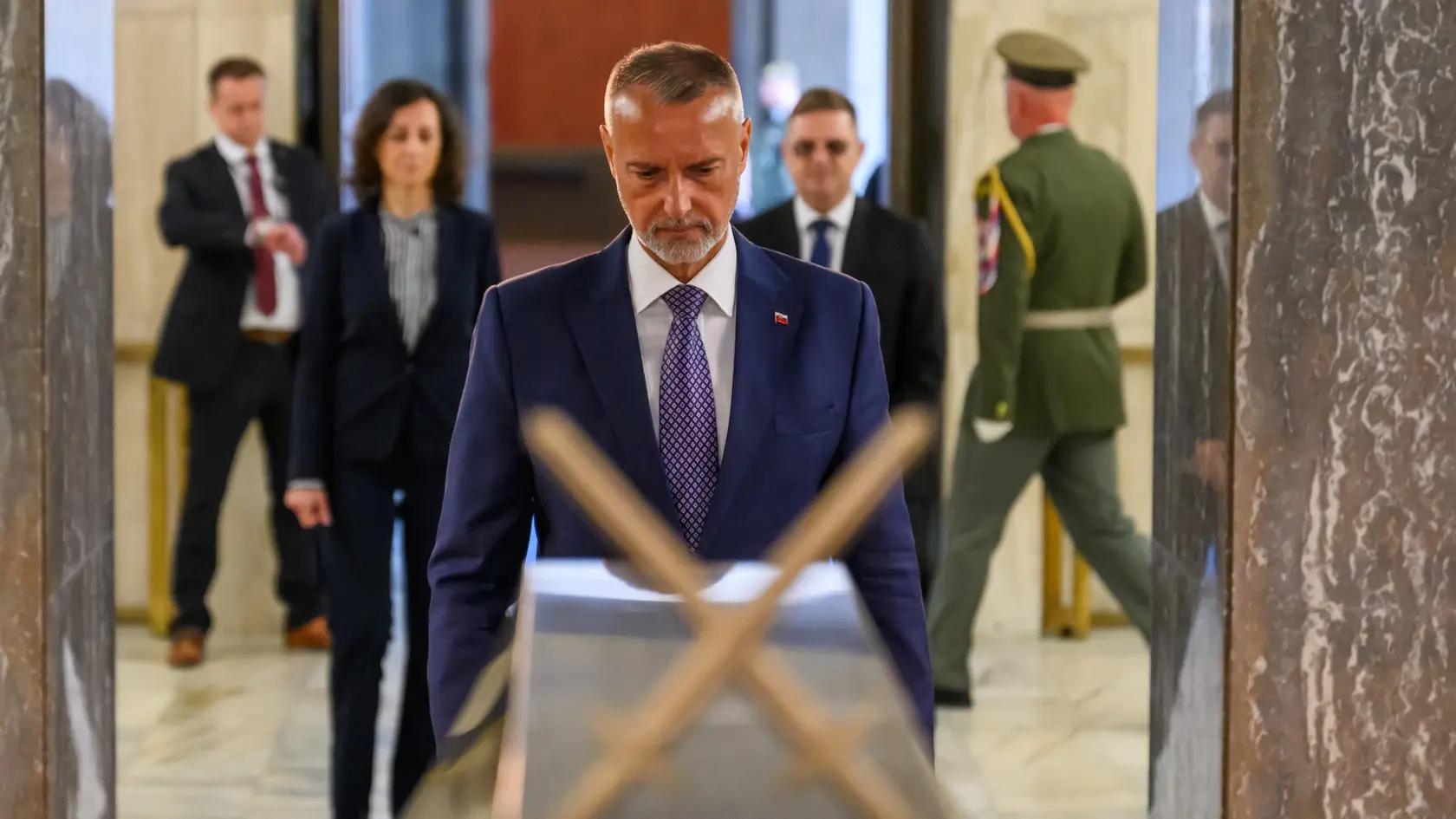 Na snímke predseda Národnej rady (NR) SR Richard Raši (Hlas-SD) kladie veniec k národnému pamätníku na Vítkove v Prahe 7. mája 2025.