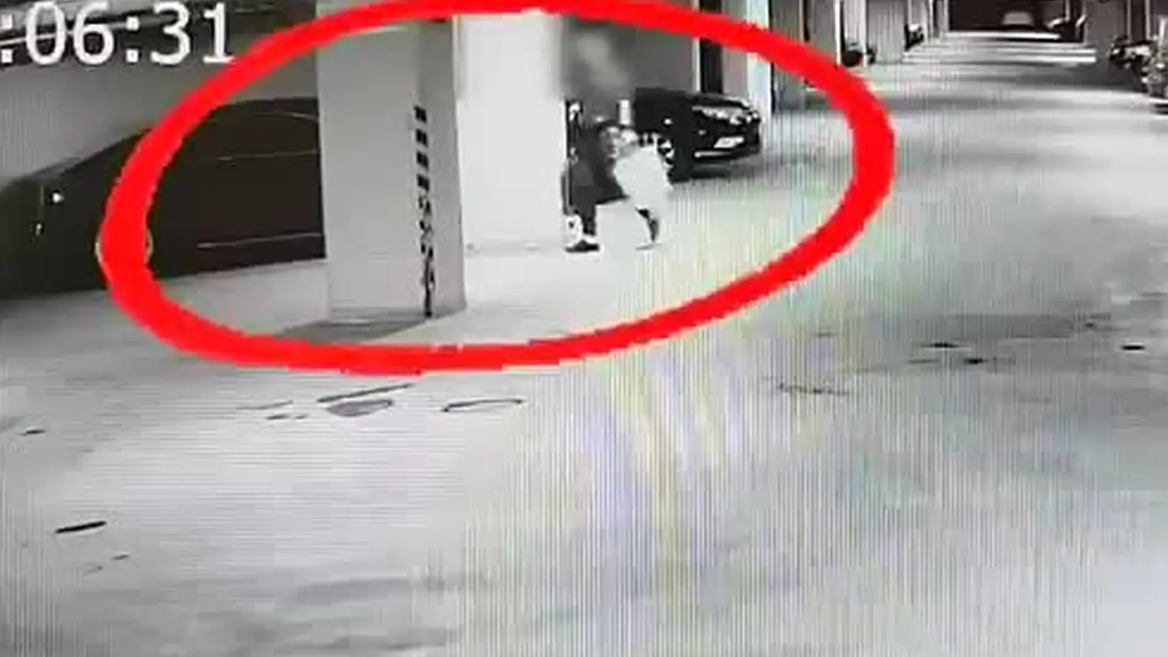 Polícia obvinila Bratislavčana, zapálil pneumatiku auta v podzemnej garáži.