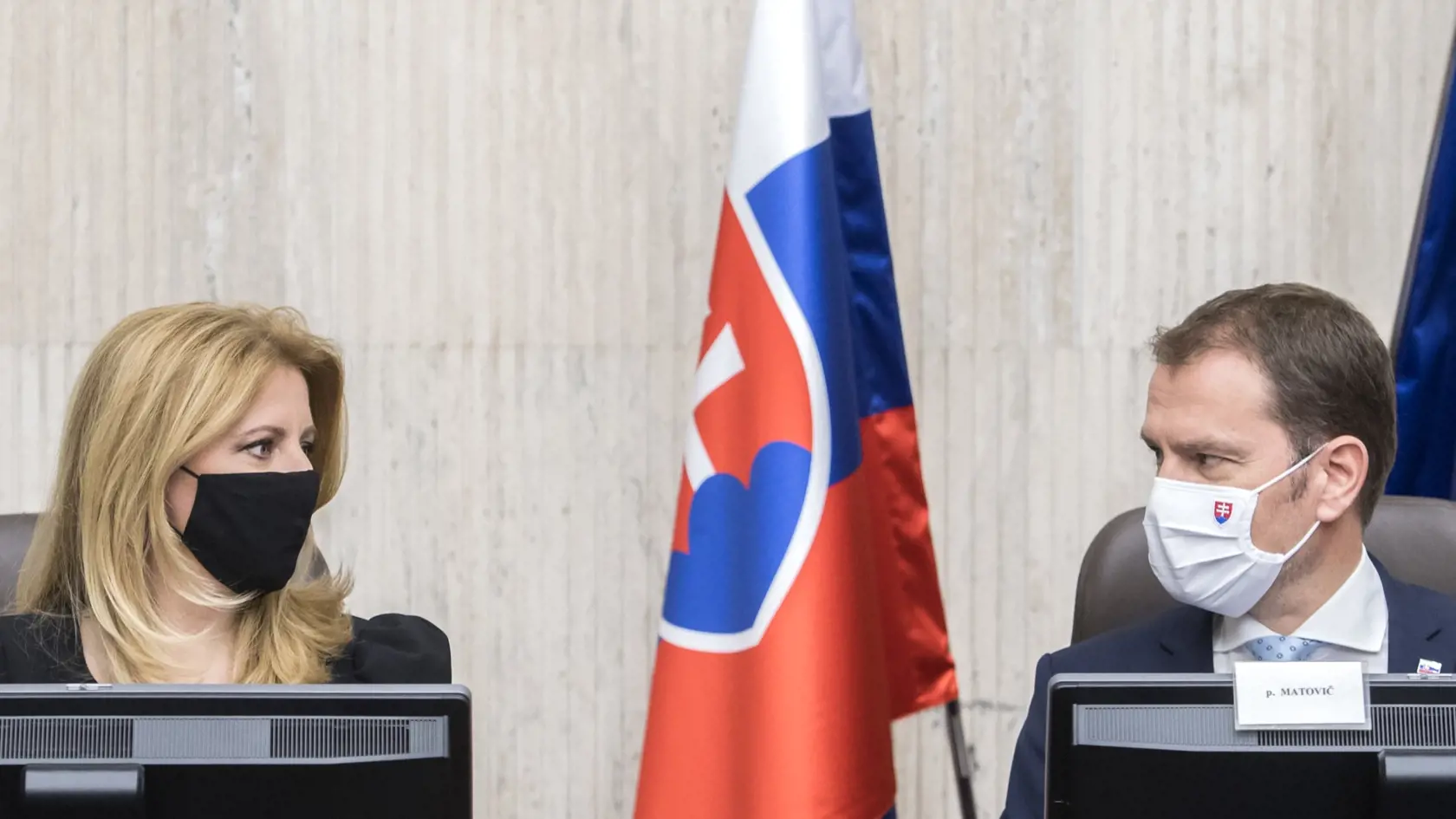 Na snímke vľavo porezidentka SR Zuzana Čaputová a vpravo premiér SR Igor Matovič počas 130. zasadnutia Bezpečnostnej rady SR 20. októbra 2020 v Bratislave. FOTO TASR - Martin Baumann