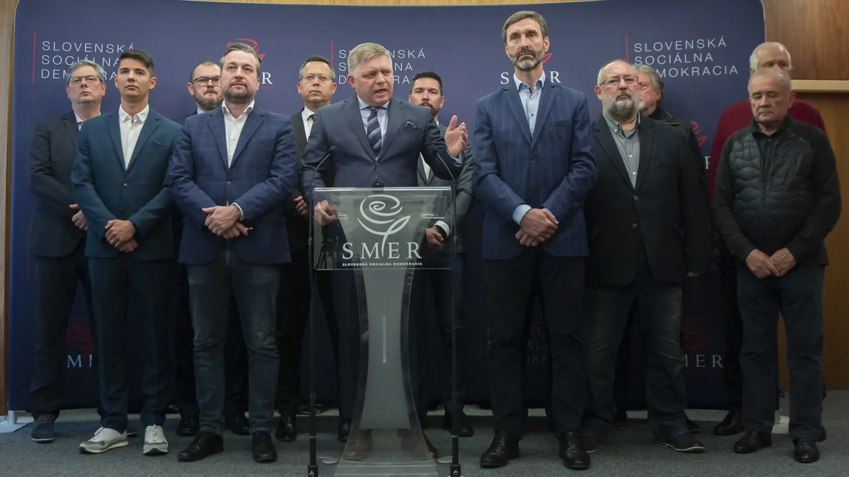 Na snímke predný rad zľava podpredsedovia Smer-SD Erik Kaliňák, Ľuboš Blaha, predseda Smer-SD Robert Fico, podpredseda Smer-SD Juraj Blanár počas tlačovej konferencie na tému Ak by bol na Slovensku trest smrti, tak nás títo blázni za politickú prácu povešajú, ako v 30. rokoch v nacistickom Nemecku, 20. apríla 2022 v Bratislave.