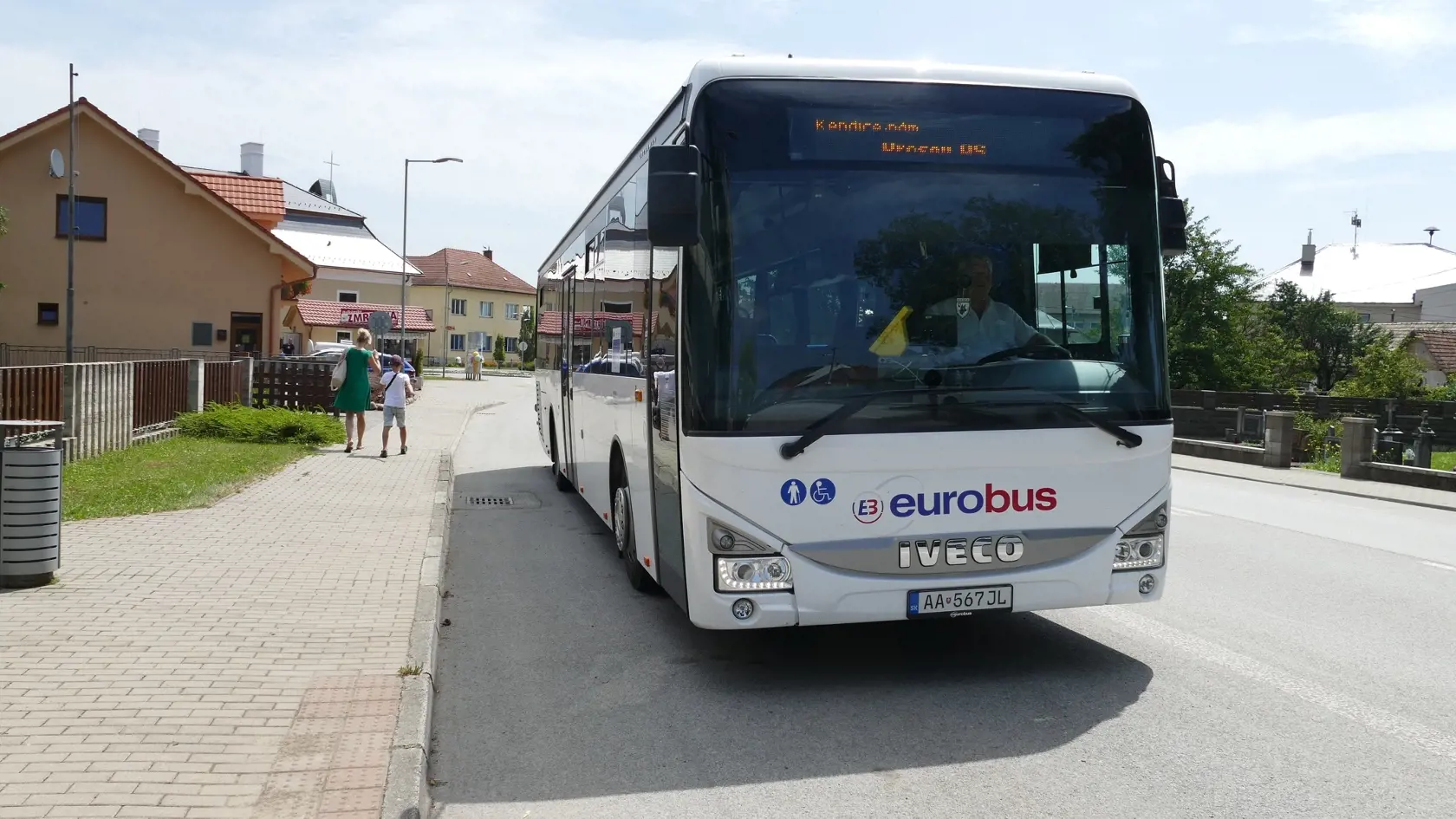 Zmeny cestovných poriadkov v železničnej a autobusovej doprave sa od nedele týkajú aj východného Slovenska. V Prešovskom samosprávnom kraji (PSK) bude najvýraznejšou zmenou kompletizácia celodenného 60-minútového intervalu na linkách Stropkov - Giraltovce - Prešov a Svidník - Giraltovce - Prešov. V Košickom samosprávnom kraji (KSK) majú zlepšenia pocítiť najmä obyvatelia Gemera.