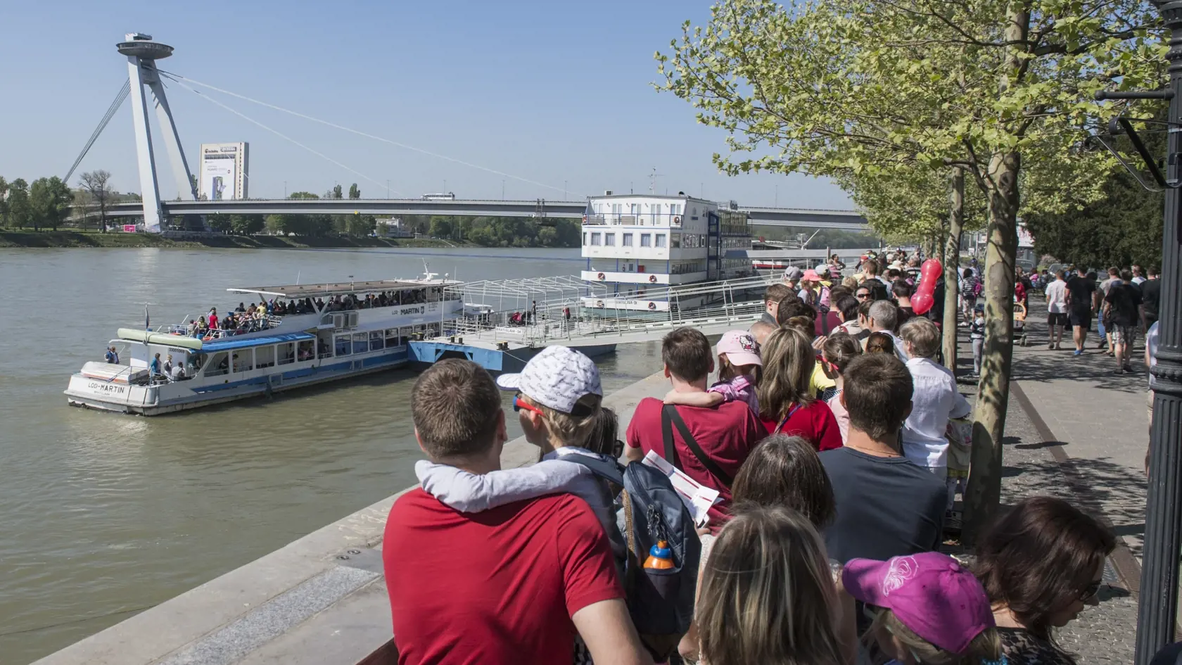 Lode s turistami vyplávali a nemohli reagovať na zmenu, teraz kotvia pred Bratislavou v Hainburgu. Ilustračné foto