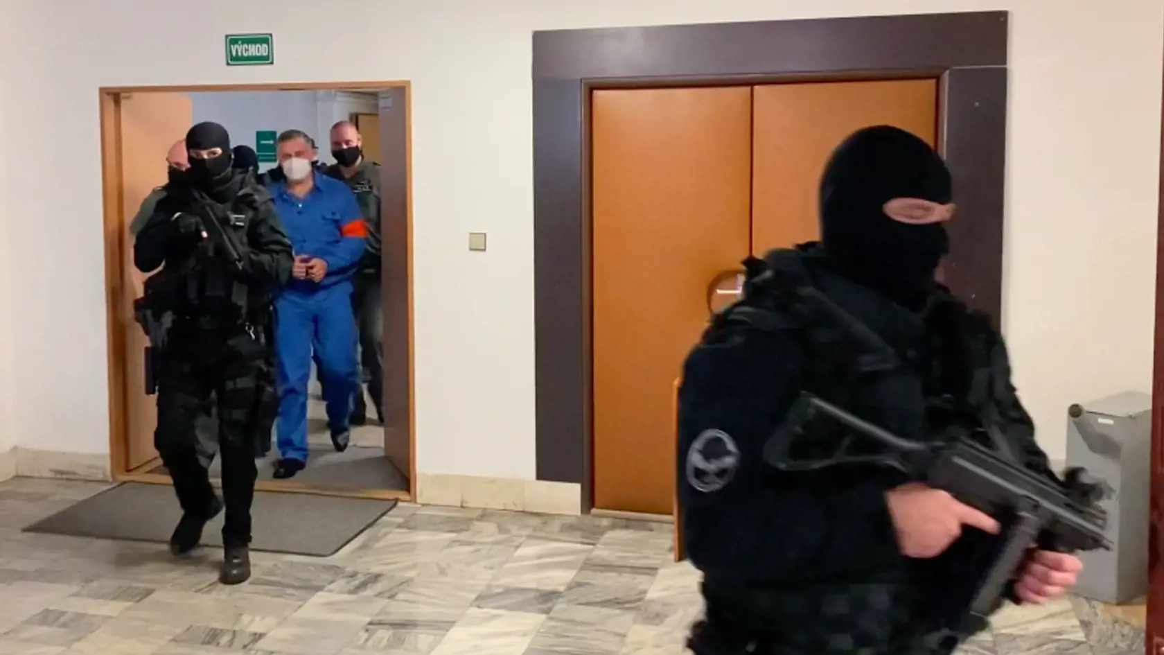 Mikuláša Černáka priviezli na prešovský okresný súd v putách. Na rozdiel od neho mal jeho bývalý poskok Slavomír Surový aj takzvaného medveďa, putá aj na nohách.