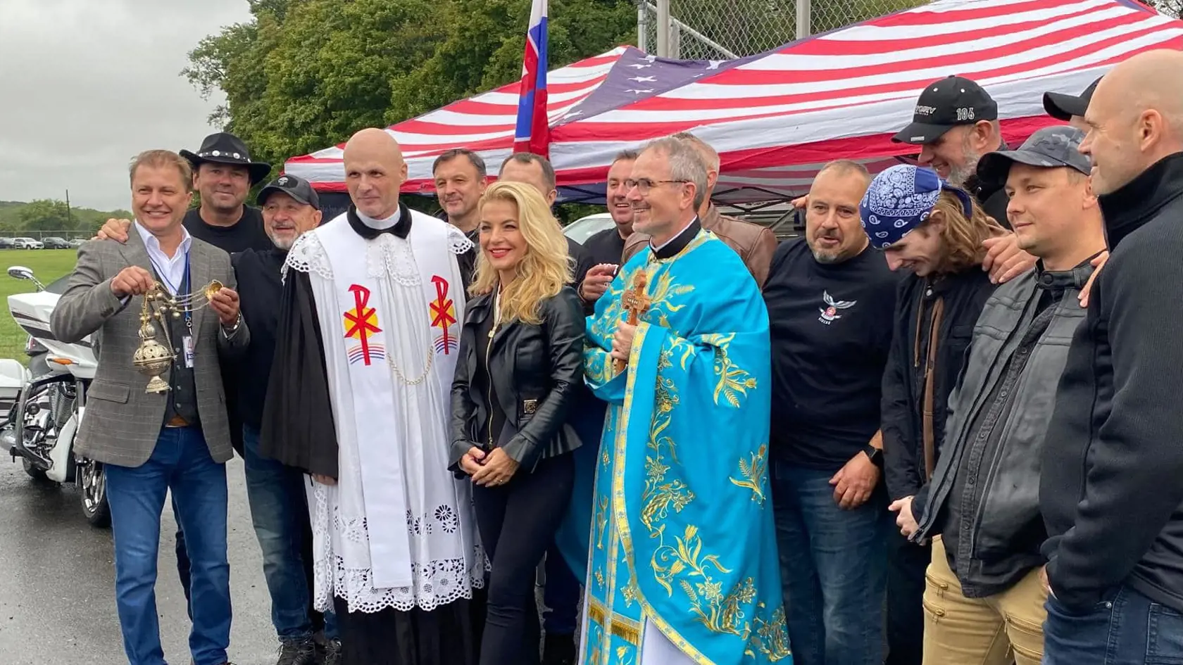 „Elastické nohavice sú signatúrou nevkusu a pre političku sú neprípustne aj počas neformálneho stretnutia. Menej by pokazila, keby si na seba obliekla džínsy,“ myslí si protokolistka Holubová o tomto outfite Maritny Šimkovičovej.