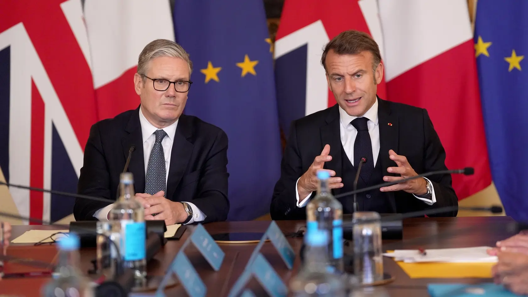 Britský premiér Keir Starmer (vľavo) a francúzsky prezident Emmanuel Macron počas plenárneho rokovania v rámci francúzsko-britského summitu.