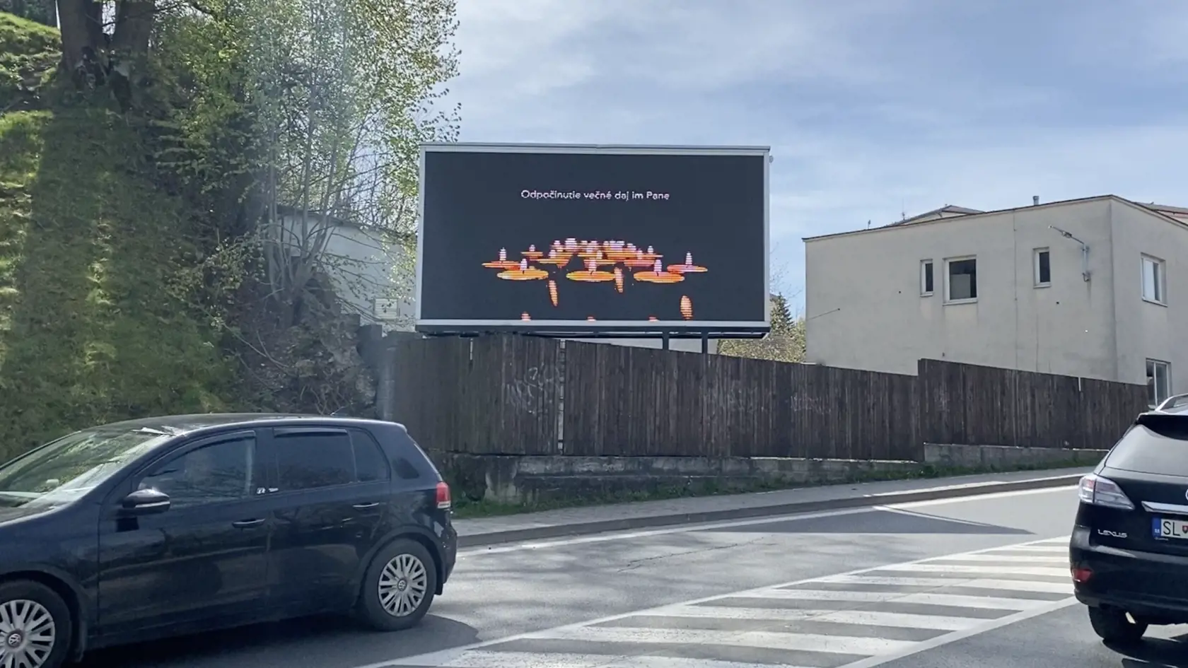 Svetelný bilboard v meste oznamuje, aký smútok zavládol medzi miestnymi.