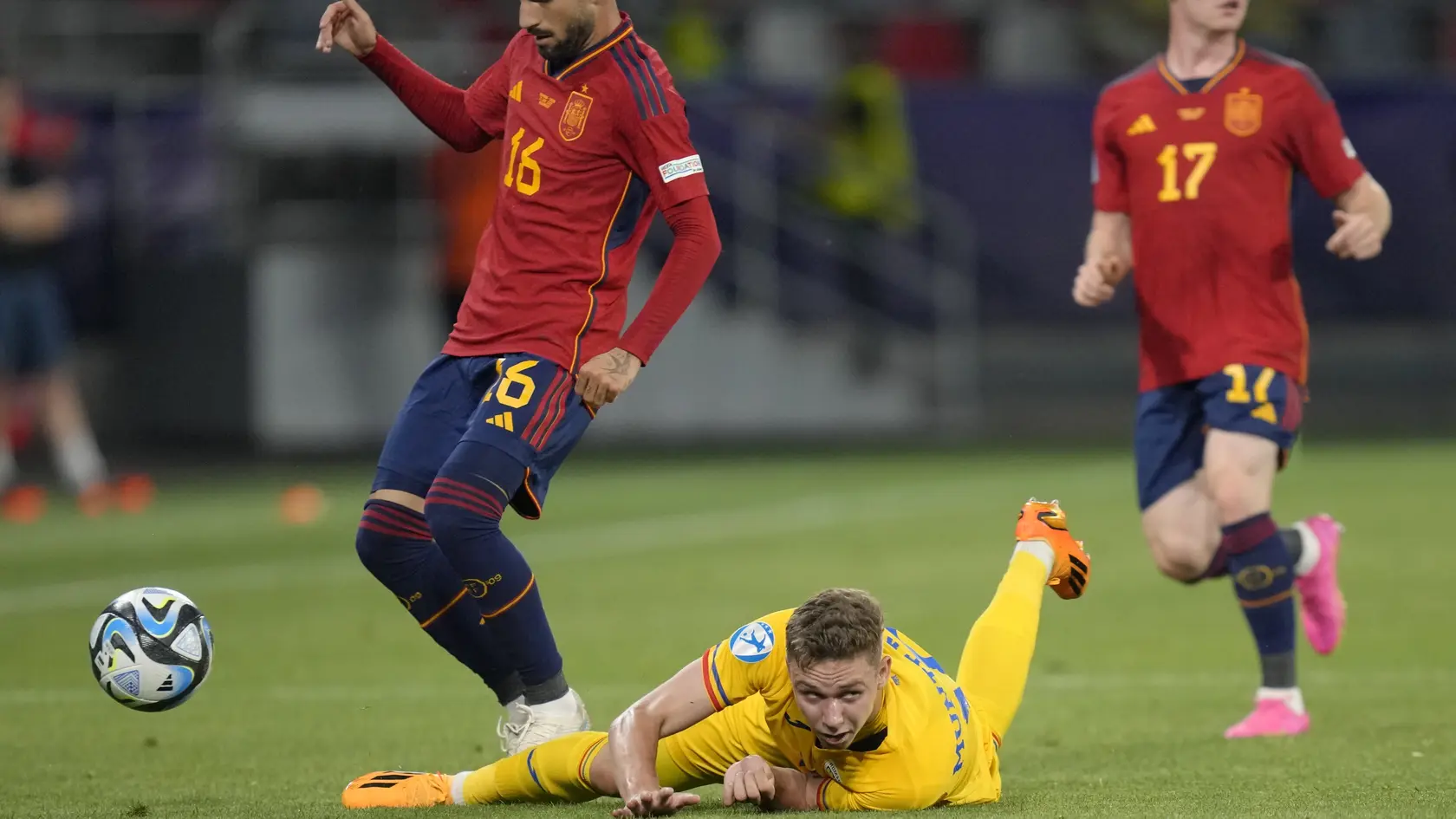 Útočník Louis Munteanu (v strede na zemi) sa pripojí k tímu neskôr, keďže tréner A-tímu Rumunska Mircea Lucescu ho povolal na zápasy kvalifikácie MS proti Rakúsku a Cypru.