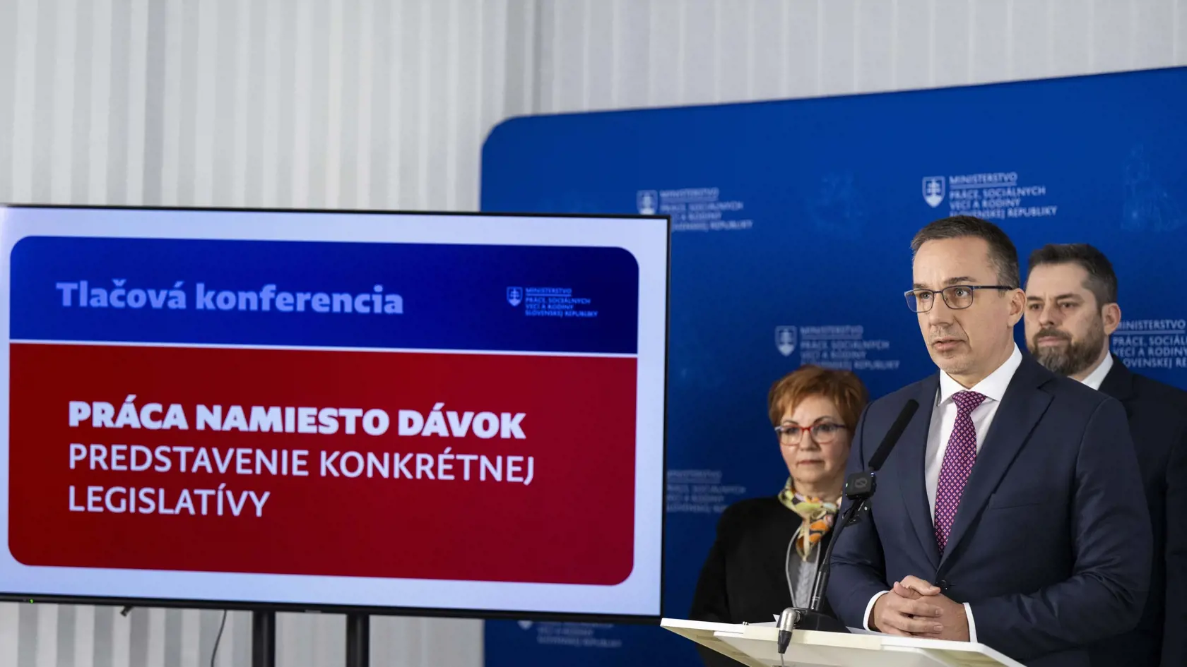 Na snímke zľava námestníčka sekcie služieb zamestnanosti Ústredia práce, sociálnych vecí a rodiny SR Katarína Dubovanová, minister práce, sociálnych vecí a rodiny SR Erik Tomáš (Hlas-SD) a generálny riaditeľ a generálny tajomník Ústredia práce, sociálnych vecí a rodiny Peter Ormandy počas tlačovej konferencie na tému - Práca namiesto dávok. Predstavenie konkrétnej legislatívy, 8. januára 2025 v Bratislave. FOTO TASR – Jakub Kotian




