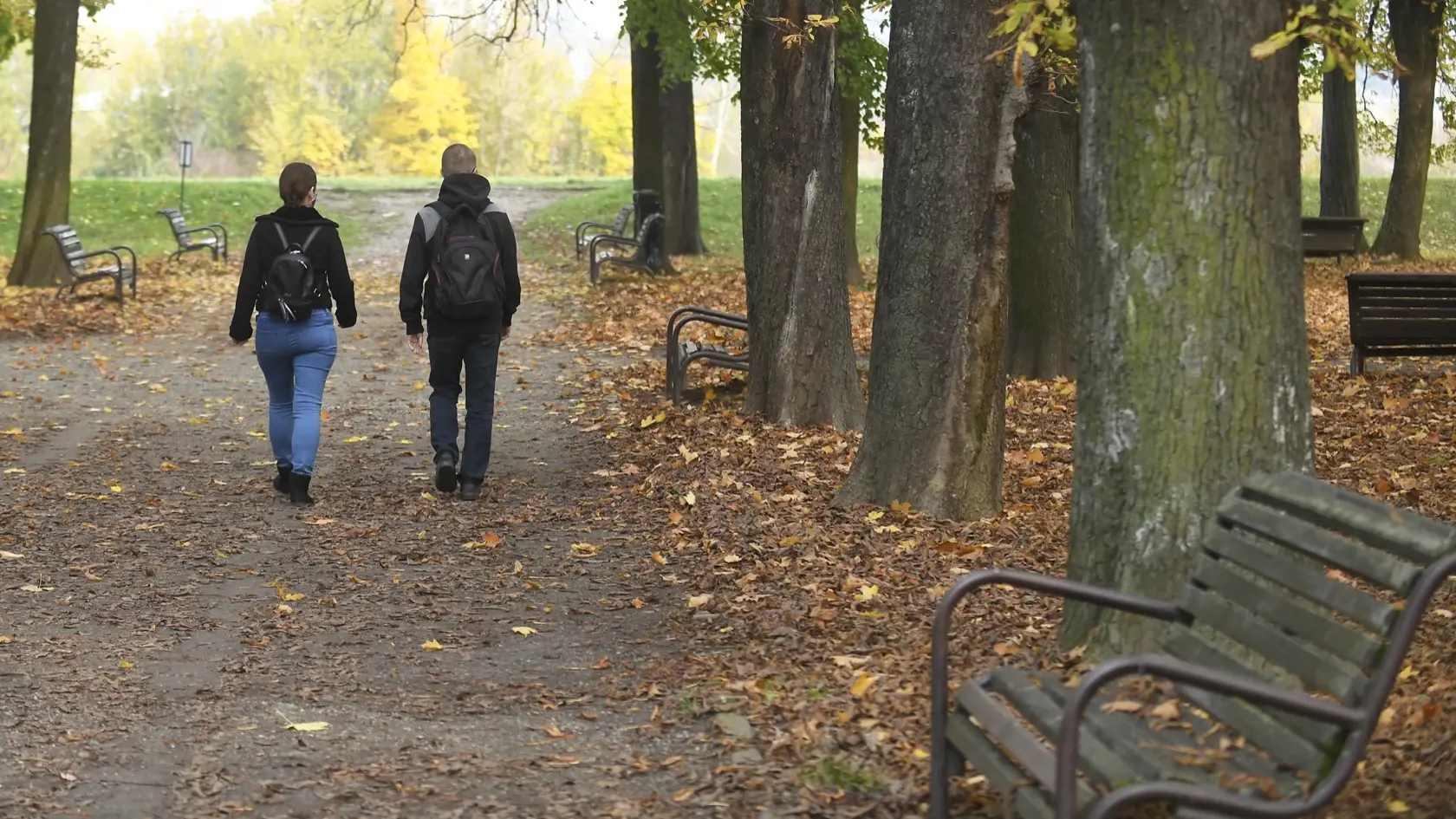 Od soboty 24.októbra až do nedele 1. novembra platí na celom Slovensku zákaz vychádzania s výnimkou ciest na testovanie, do práce, cesty na výkon podnikateľskej činnosti alebo inej obdobnej činnosti či zabezpečenia nevyhnutných potrieb, či pobytu v prírode v okrese bydliska. Na snímke ľudia počas prechádzky v prírode v Košiciach v sobotu 24. októbra 2020. FOTO TASR – František Iván