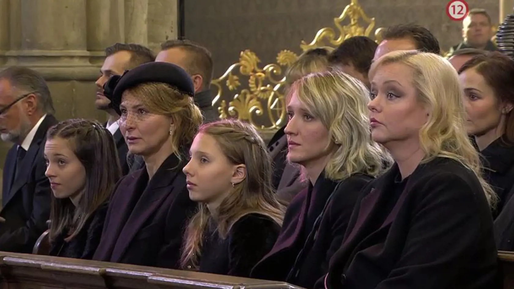 Vdova Ivana Gottová s dcérami Charlottkou a Nelly. Vpravo ďalšie maestrove dcéry Lucie a Dominika.