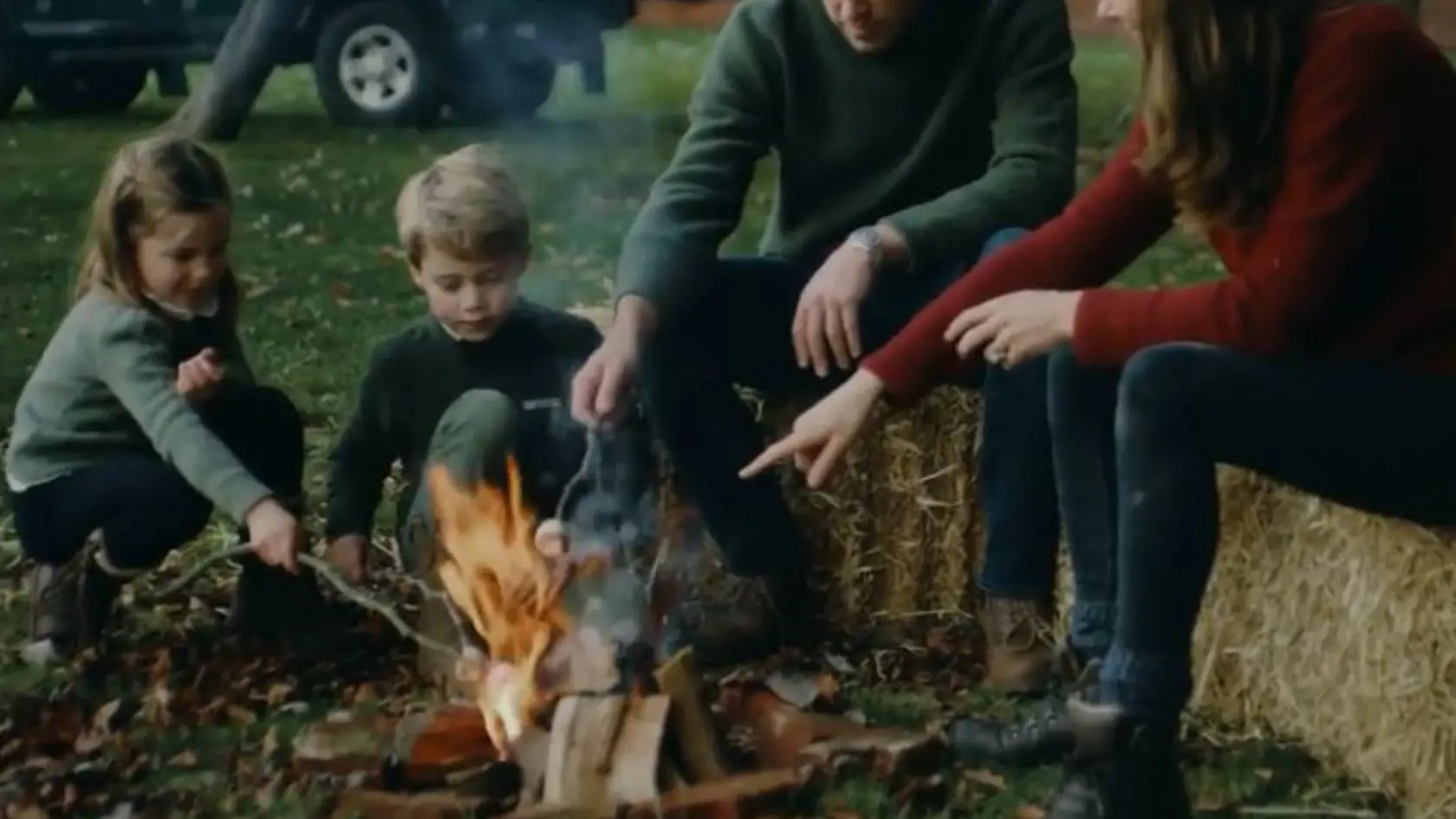 Fanúšikovia tak mohli nahliadnuť do spoločného rodinného času Kate a Williama, ktorí so svojimi ratolesťami trávia v prírode hraním sa, naháňačkou, lozením po stromoch či opekaním marshmallows.