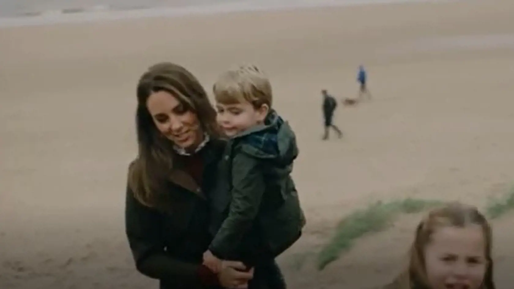 Princezná Charlotte (5), princ George (7) a najmladší princ Louis (3) si na záberoch užívajú rodinné chvíle so svojim otcom a mamou a veselo šantia, akoby si kameru ani nevšímali.