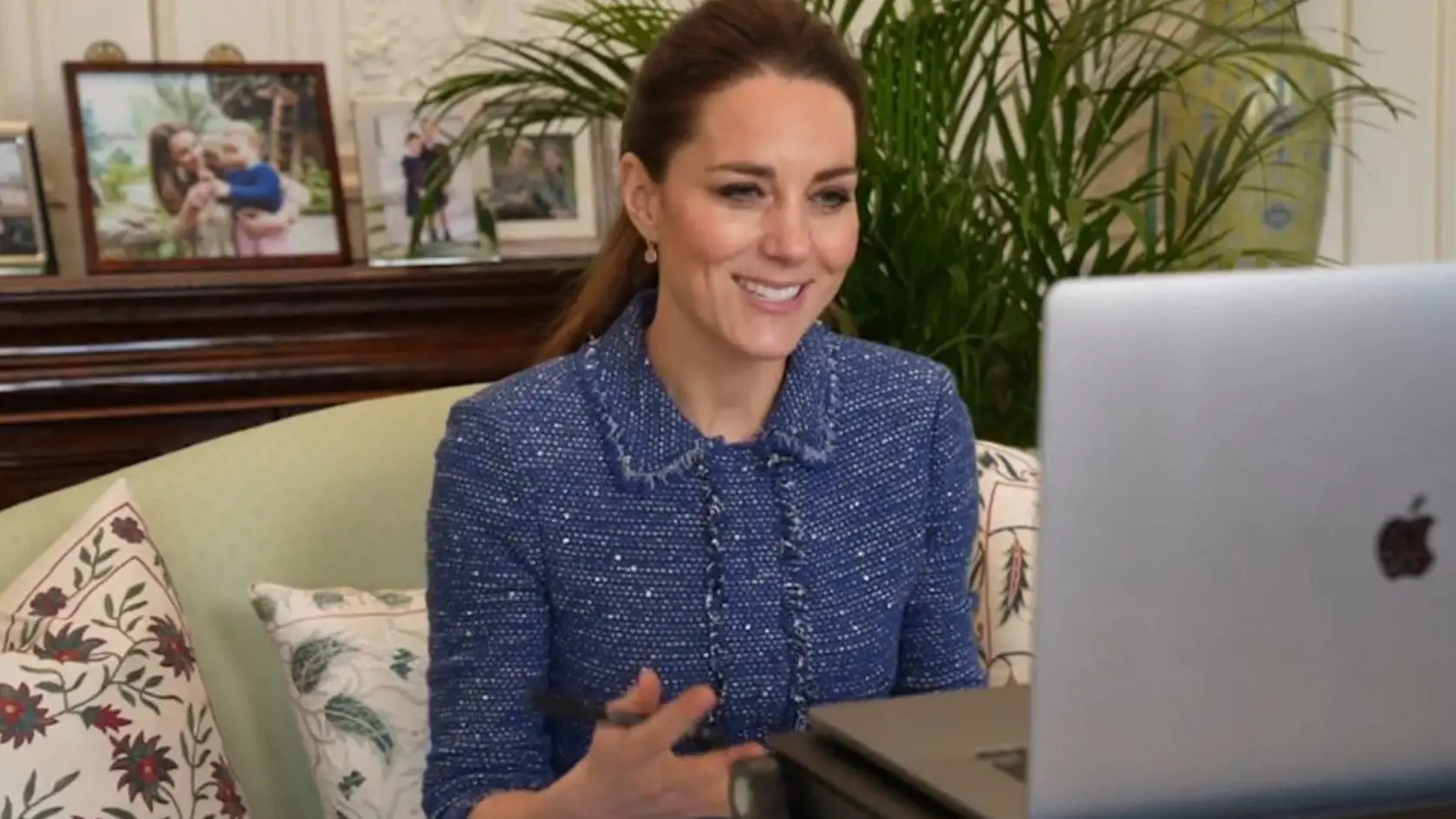 Na starožitnom nábytku za vojvodkyňou Kate sa nachádza nová fotografia princeznej Charlotte a princa Georgea.