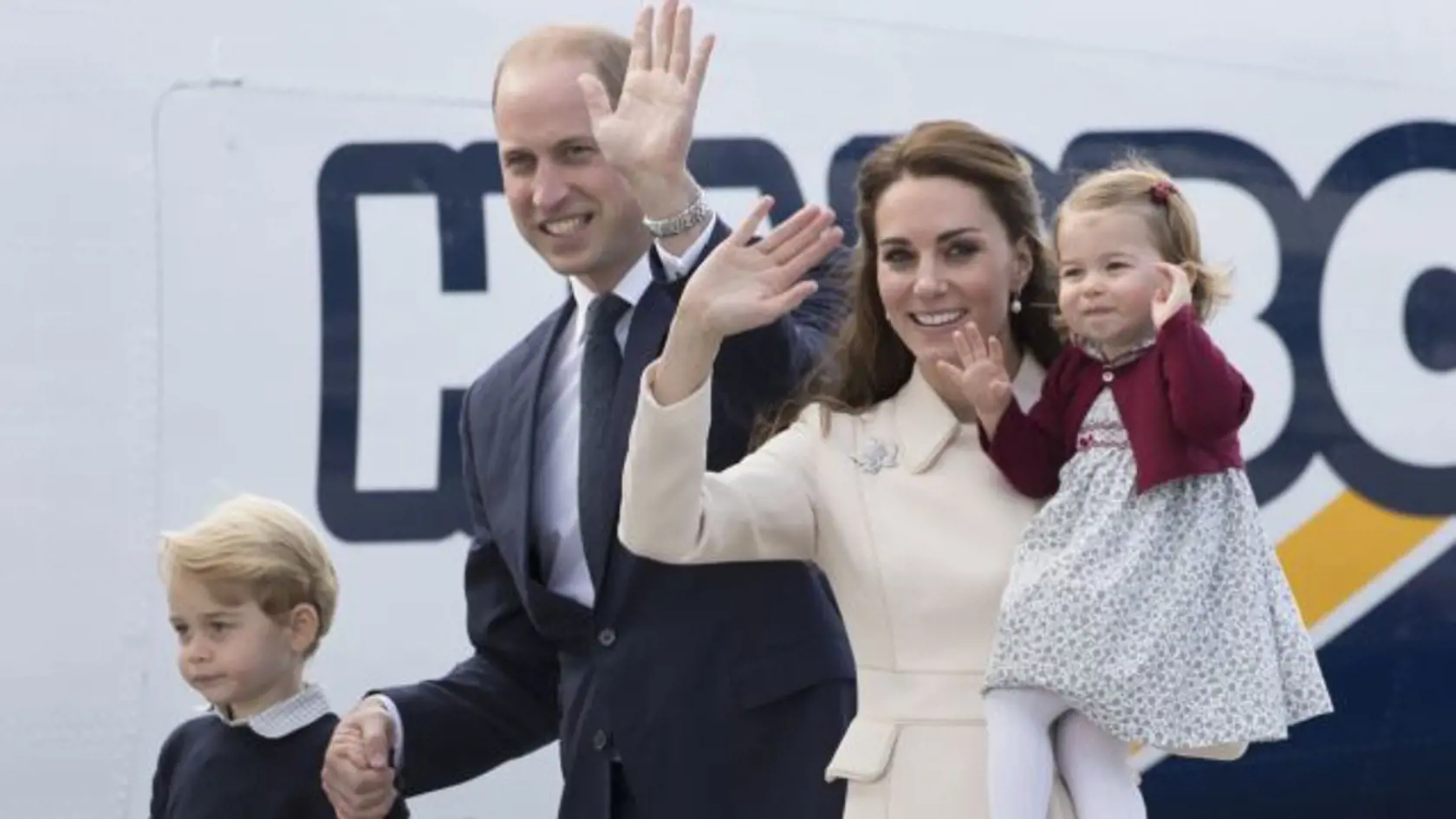 Kráľovská rodinka s malým princom Georgom a princezničkou Charlotte. 
