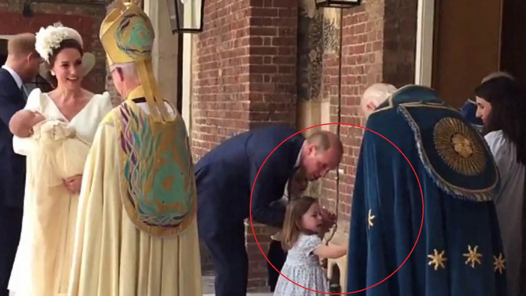 Princezná Charlotte podáva ruku reverendovi. 