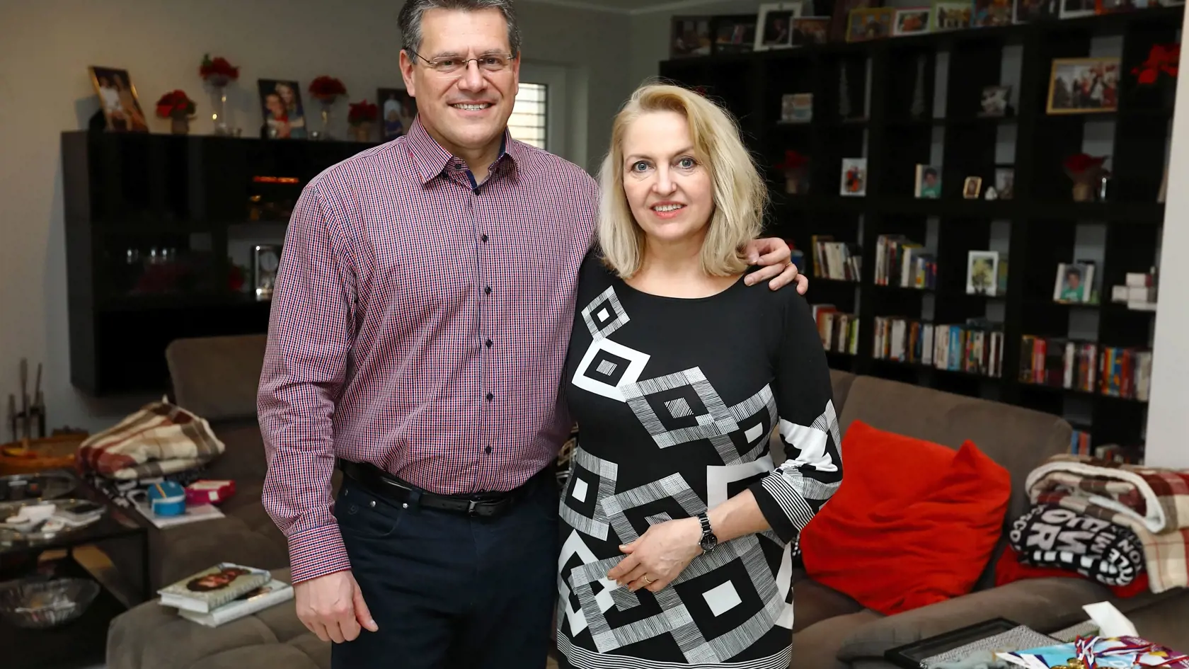 Helena Šefčovičová (54), manželka eurokomisára a prezidentského kandidáta Maroša Šefčoviča (52), vie zaujať! Hoci vždy iným spôsobom.