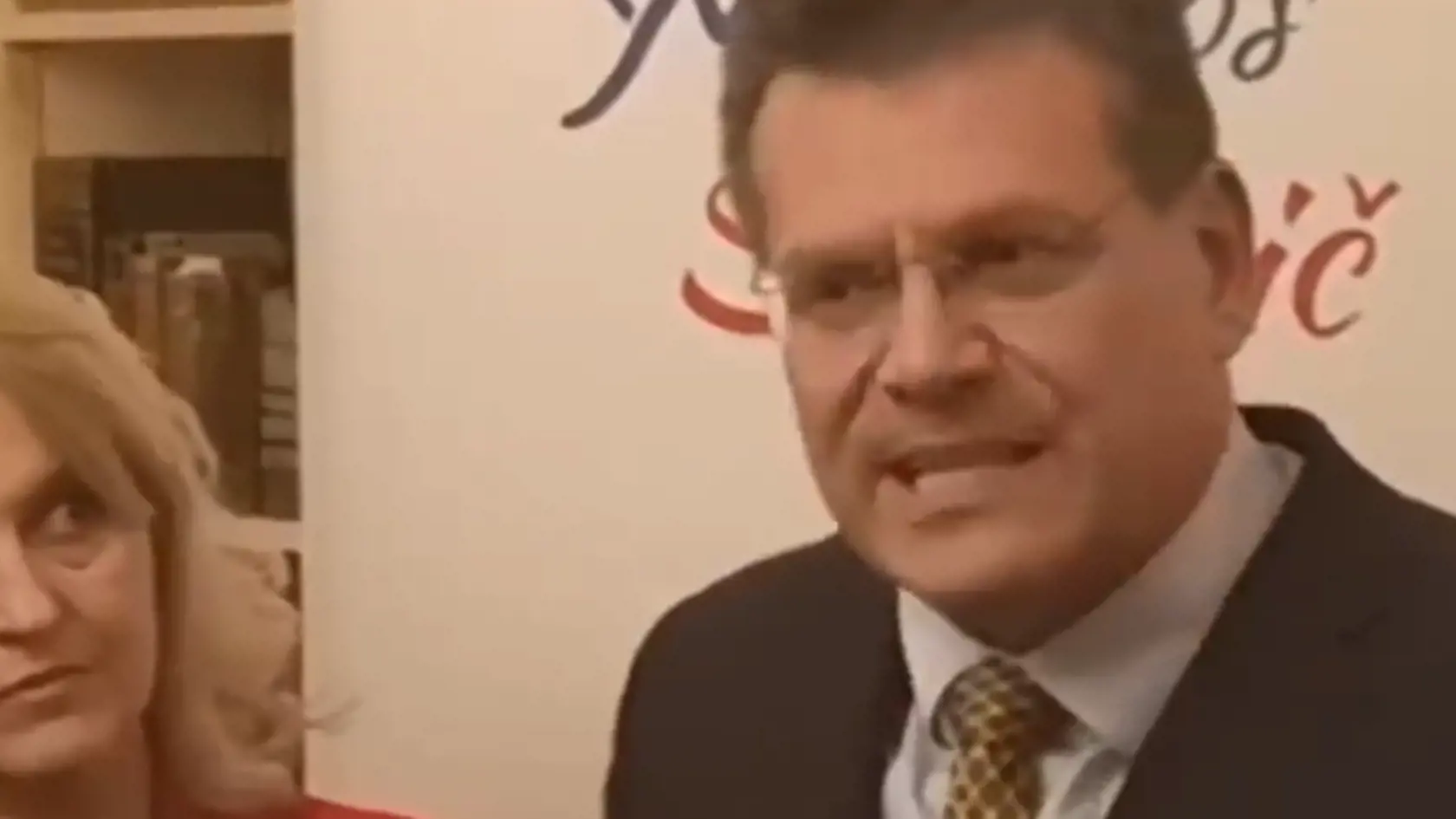 Maroš Šefčovič sa s manželkou doma určite nenudí. 