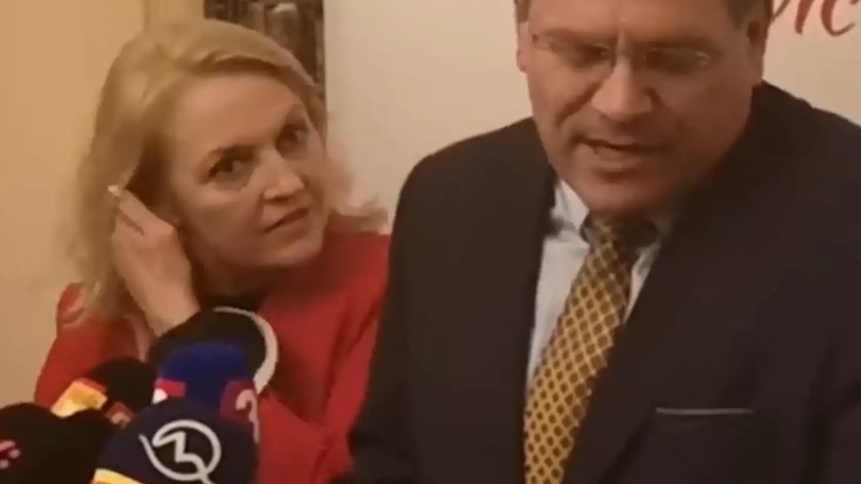 Maroš Šefčovič sa s manželkou doma určite nenudí. 