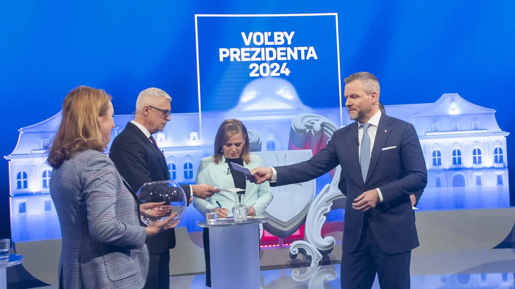 Na snímke prezidentskí kandidáti, vľavo Ivan Korčok a vpravo Peter Pellegrini pred začiatkom poslednej diskusie pred 2. kolom volieb v budove RTVS v stredu 3. apríla 2024 v Bratislave. FOTO TASR - Martin Baumann