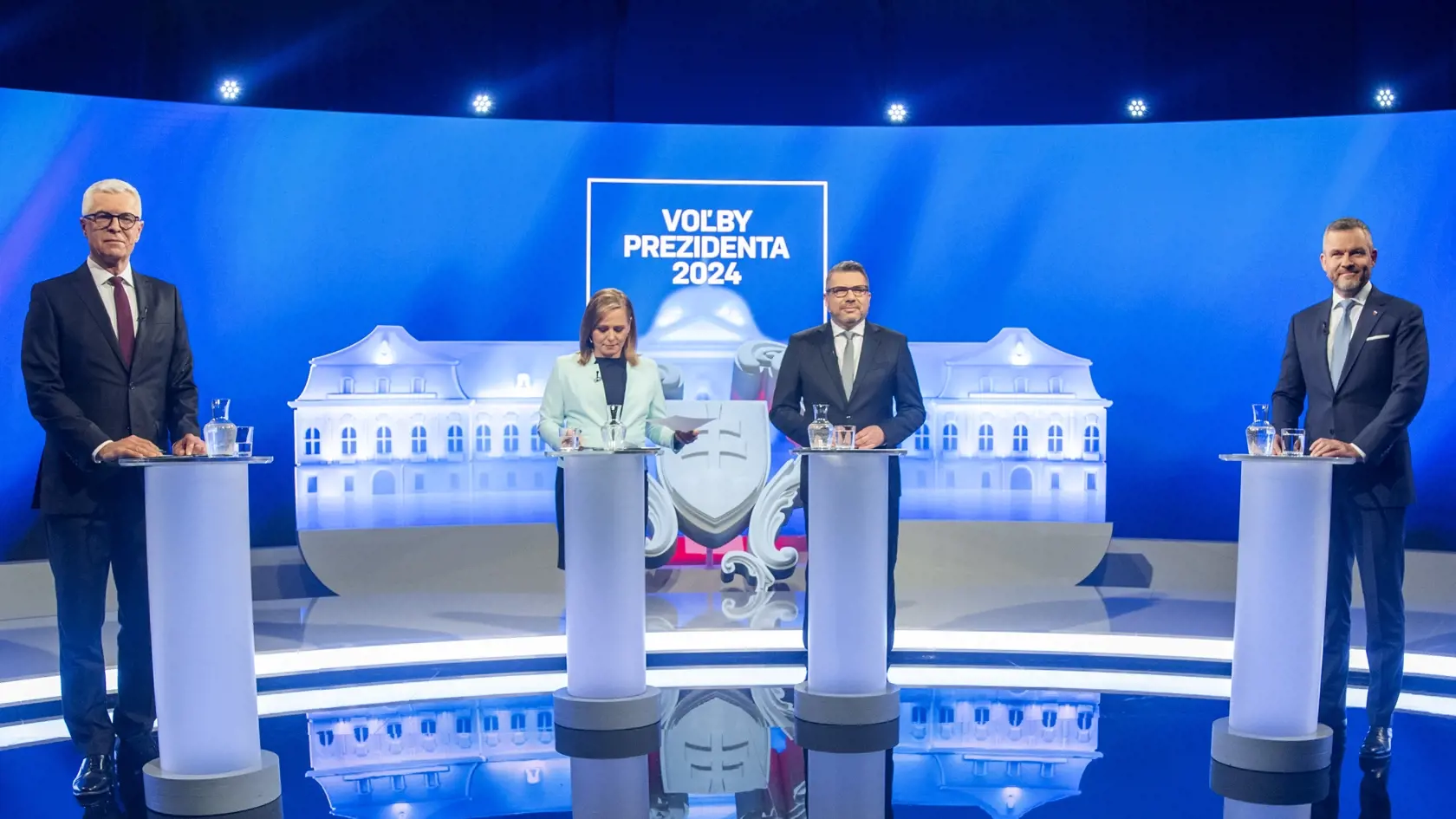 Na snímke prezidentskí kandidáti, vľavo Ivan Korčok a vpravo Peter Pellegrini pred začiatkom poslednej diskusie pred 2. kolom volieb v budove RTVS v stredu 3. apríla 2024 v Bratislave. FOTO TASR - Martin Baumann