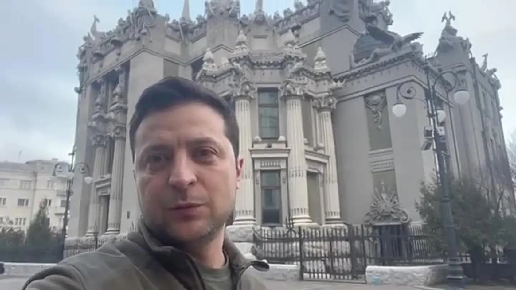 Ukrajinský prezident Volodymyr Zelenskyj ukázal v televíznej reportáži svoj dočasný príbytok, v ktorom žije od začiatku vojny na Ukrajine.
