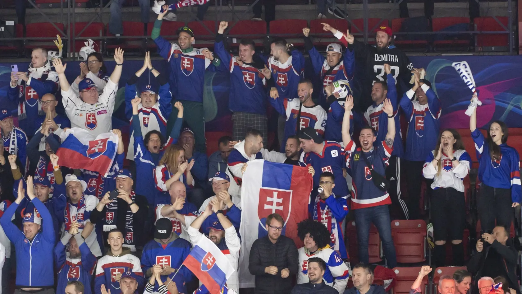 Na snímke slovenskí fanúšikovia sa tešia po strelení gólu v úvodnom zápase slovenskej hokejovej reprezentácie v základnej A - skupine Francúzsko - Slovensko na 85. majstrovstvách sveta v ľadovom hokeji v Helsinkách v piatok 13. mája 2022. Úvodný gól zápasu strelil Pavol Regenda. FOTO TASR - Martin Baumann