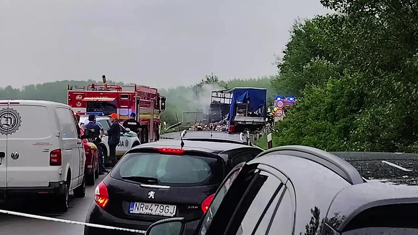 Hrôza na ceste pri Kolárove! Utorková (3.6.) zrážka kamióna a dvoch dodávok na ceste smerom na obec Kameničná, si vyžiadala štyri životy a deväť zranených. Ľudia na mieste boli v šoku, ide totiž o jednu z najtragickejších nehôd v regióne za posledné roky!