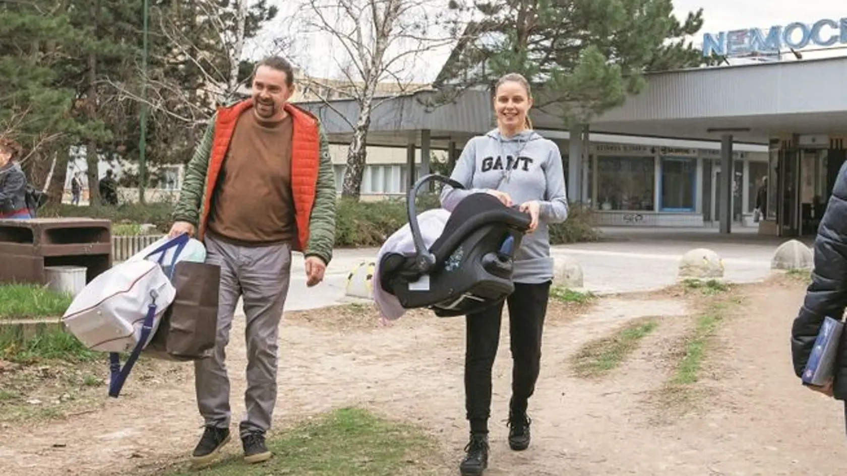 Nela Pocisková ide z nemocnice s otcom po pôrode v aute