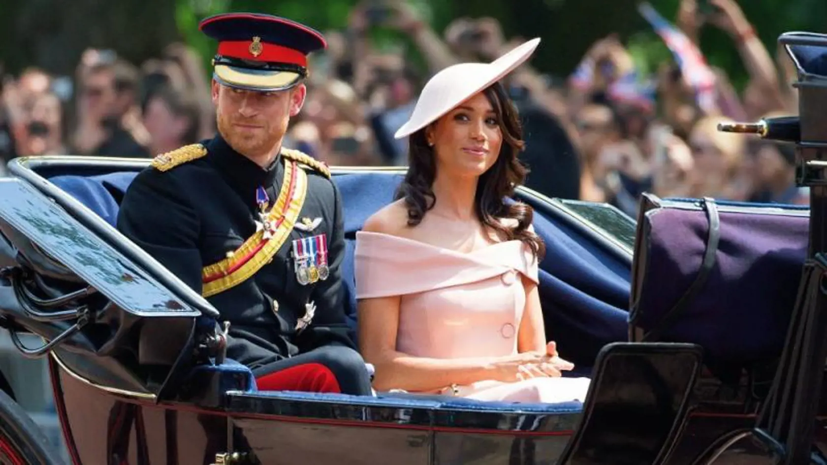 Na Meghan (38) a Harrym (35) bolo vždy vidieť, že dôstojné vystupovanie im robí trochu problém. Kráľovská babička im preto dala vytúženú voľnosť. Až v takom rozsahu, že ich to zaskočilo!
