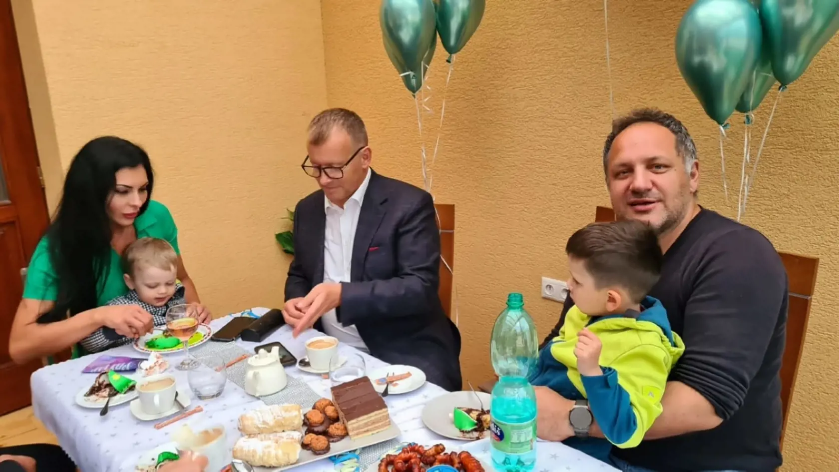 Boris Kollár so svojím najmladším synom Markusom a jeho mamou Mirkou.