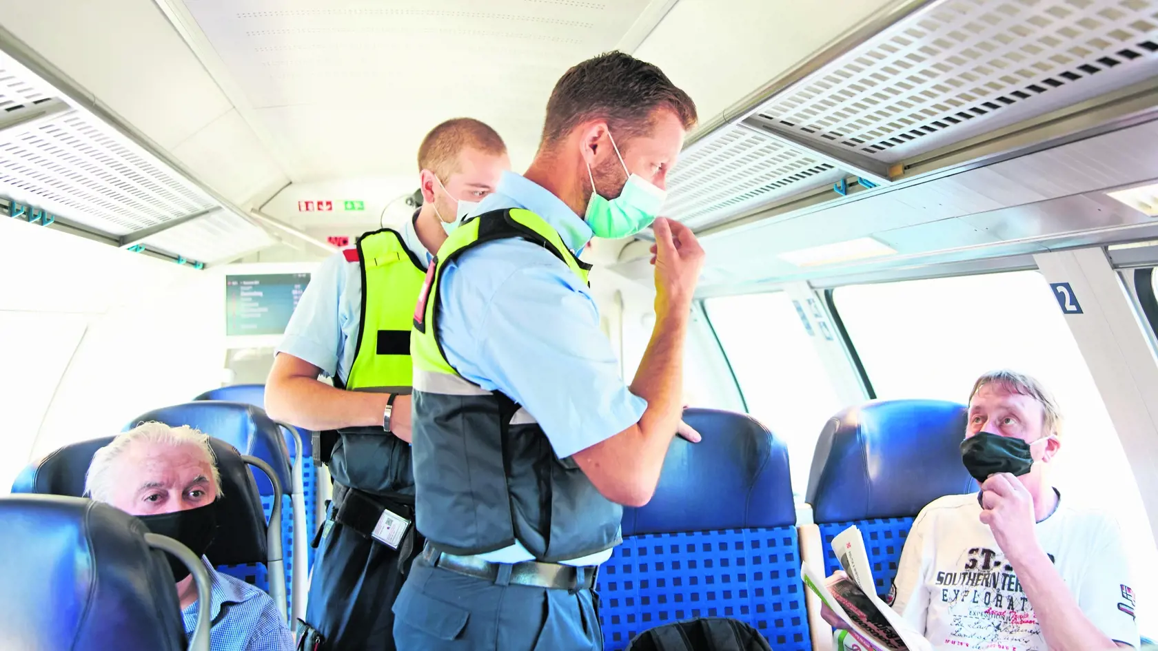 Od 24.10. platí na Slovensku zákaz vychádzania, výnimky budú platiť napríklad len na cestu do práce či do potravín. Vylúčené nie sú ani policajné kontroly, politici sa však v prvom rade spoliehajú na zodpovednosť ľudí.