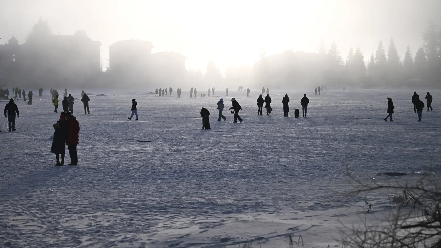 Na snímke turisti sa prechádzajú po zamrznutom Štrbskom plese vo Vysokých Tatrách 25. decembra 2024.